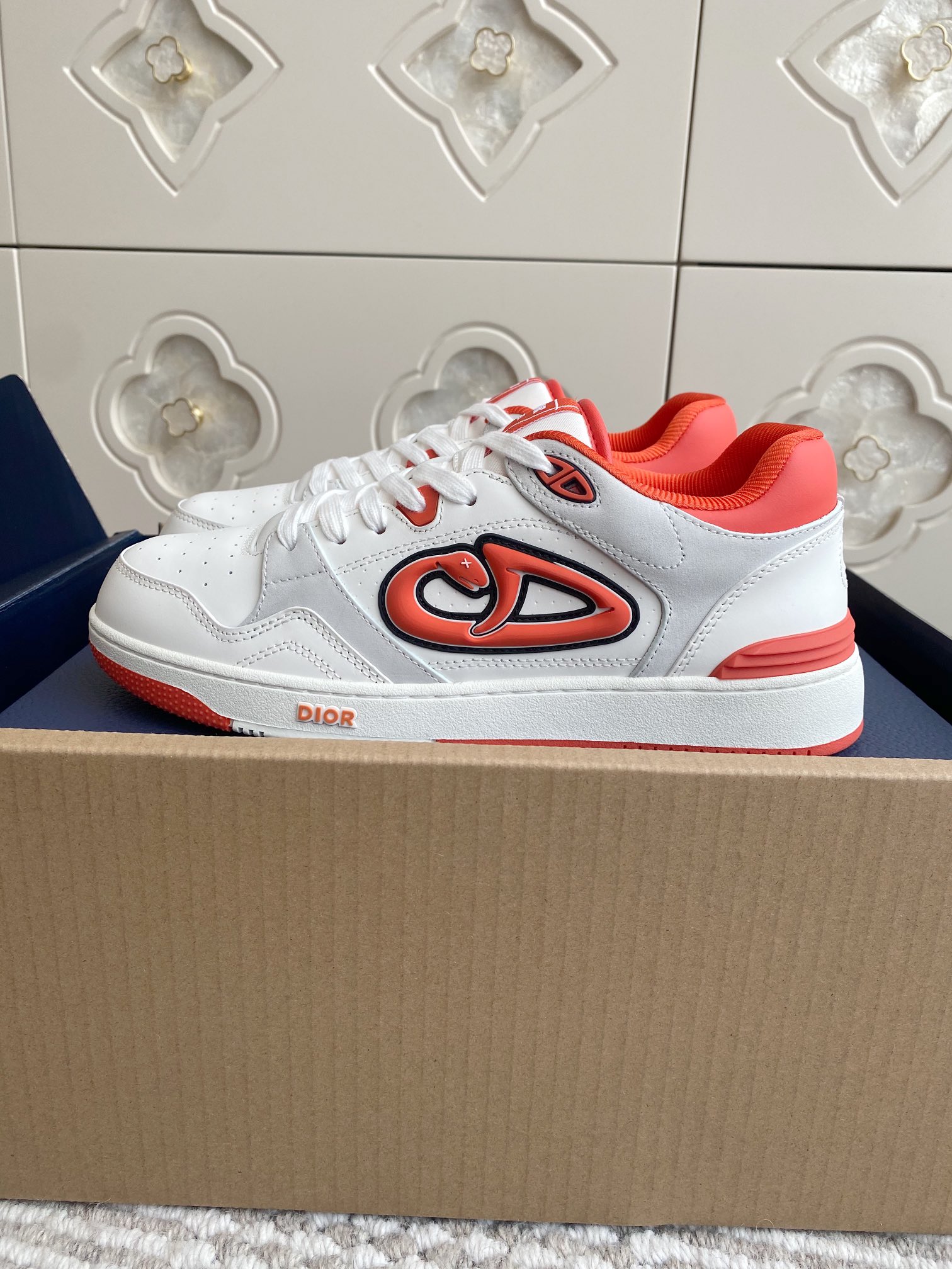 NO:403104,Batch (original aircraft box) Purchase grade Diorkaws co-branded model Snake Year Limited Edition Couple B57 Dribble Low Top Sneakers This B57 Dribble sneaker is from the DIOR AND KAWS exclusive limited series. It is carefully crafted in white and navy blue smooth cowhide, paired with white suede, and the side is decorated with DIOR AND KAWS logo to enhance the style and reinterpret the brand logo in a colorful snake shape. The tongue, sole and rear side are decorated with various classic details to enhance the style, while the eyelet details, edge thread and rubber inserts highlight the dynamic charm of its sporty style. With a two-color rubber sole, it can be matched with various clothing to create a delicate look. Original imported calfskin Mesh breathable inner/calfskin Original open mold custom large sole  Men's size 39-45 (45 customization, no return or exchange) Women's size is released later, casual shoes/sports shoes, dior, sneakers, cowhide19860909批（原版飞机盒） 代购级Diorkaws联名款 蛇年限定版情侣 B57 Dribble 低帮运动鞋 这款 B57 Dribble 运动鞋来自 DIOR AND KAWS 尊享限定系列.采用白色和海军蓝色光滑牛皮革精心制作,搭配白色绒面革,侧面饰以 DIOR AND KAWS 标志提升格调,以彩色蛇形重新诠释品牌标志.鞋舌、鞋底和后侧饰以各种经典细节提升格调,而孔眼细节、缉面线和橡胶镶片则突显其运动风格的动感魅力.带有双色橡胶鞋底,可搭配各式服饰,打造精致造型. 原版进口小牛皮 网眼透气内里/小牛皮 原版开模定制大底 男码39-45（45定制不退换） 女码后期出,休闲鞋/运动鞋,dior,sneakers,cowhide,Women's Shoes