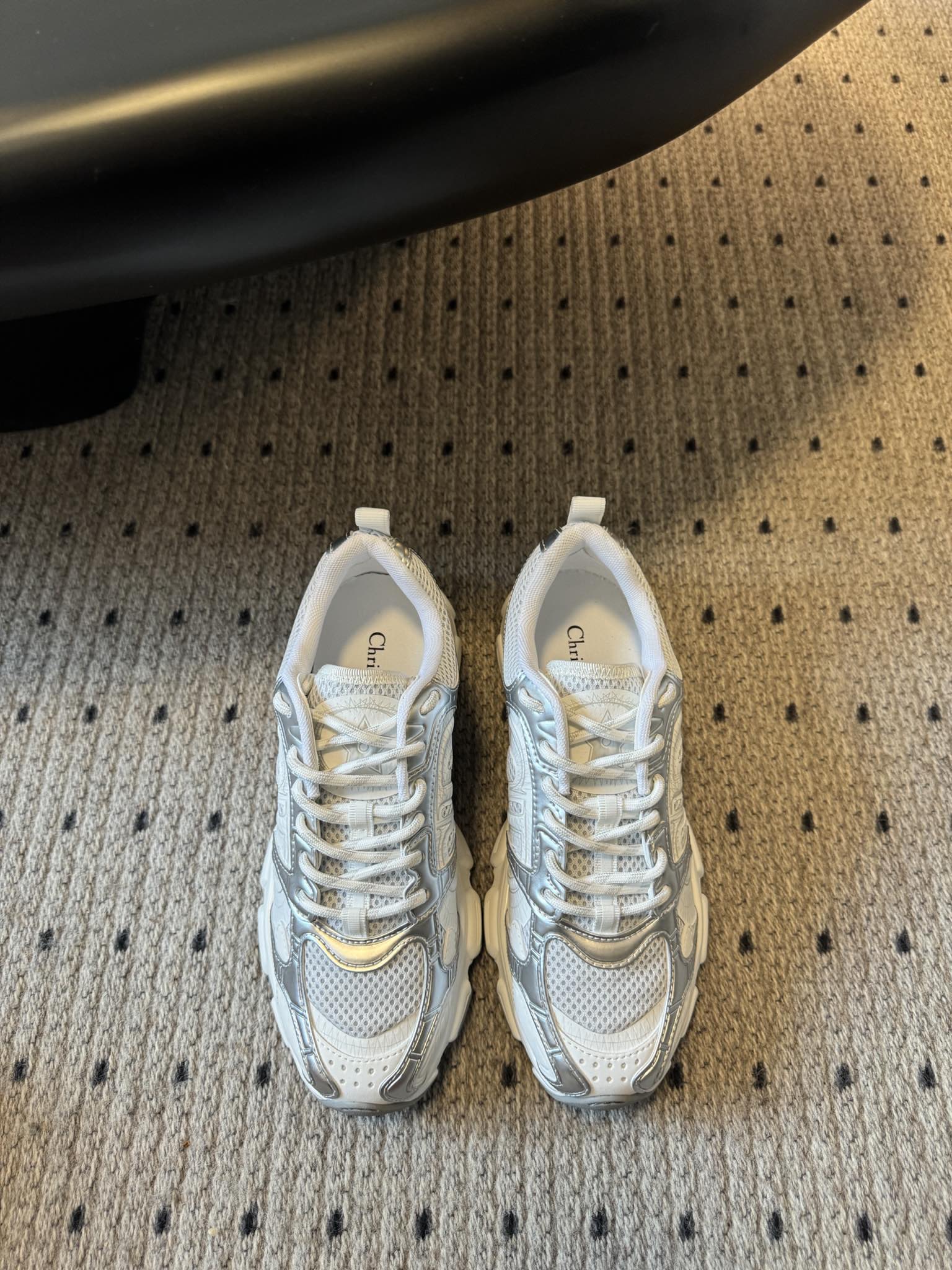 NO:388843,New colors are coming Dio* 25ss star model, the main popular product, the newly released Dior Chrono new casual sports shoes, running shoes, dad shoes, is really cool, full of futuristic feeling! It's really cool!  Once again interprets Dior's cool fashion concept, Lucky Star will bless you with good luck, the new EVA sole is super light and soft! The original version is perfectly replicated!  Size 35-41 (40.41 custom-made non-return and exchange for men 39-45 (45 custom-made non-return and exchange for dad shoes, dior, dior, sneakers19860909新色来袭 Dio* 25ss 明星款 主推爆品 全新发售的迪奥 Dior Chrono 新款休闲运动鞋跑鞋老爹鞋 真的酷毙了,未来感十足! 真的好飒！再次演绎了迪奥酷时尚的理念,幸运星为你加持好运,全新的EVA鞋底超轻超软!原版完美复刻！ 码数女35-41（40.41定制不退换 男39-45（45定制不退换,老爹鞋,dior,dior,sneakers,Women's Shoes