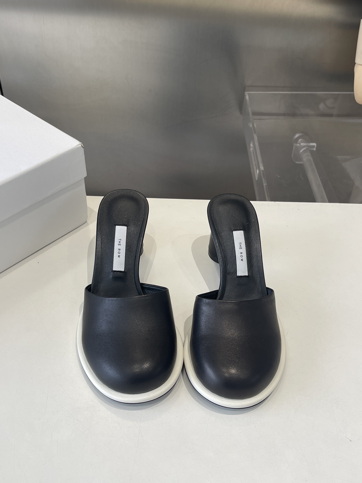 NO:404280,The niche trendy brand The row French simple round-toe slippers, retro temperament queen. The whole shoe shape is simple and elegant, very clean and neat and easy to match!  You can also easily control your daily outfits, dates, etc.!  The upper is made of imported butter leather, inner sheepskin, footbed sheepskin, outsole, imported Italian genuine leather outsole, heel height 5CM, size 35-41, with original bag., high heels, slippers, sheepskin, Leather soles19860909小众潮牌The row法式简易圆头跟拖鞋 复古气质女王 整个鞋型简约大气,很干净利落又好搭配！日常穿搭、约会聚会等也能轻松驾驭！ 鞋面采用进口牛油皮 内里羊皮 垫脚羊皮 大底意大利进口真皮大底 跟高5CM 码数35-41 配原版包.,高跟鞋,high heels,slippers,sheepskin,Leather soles,Women's Shoes