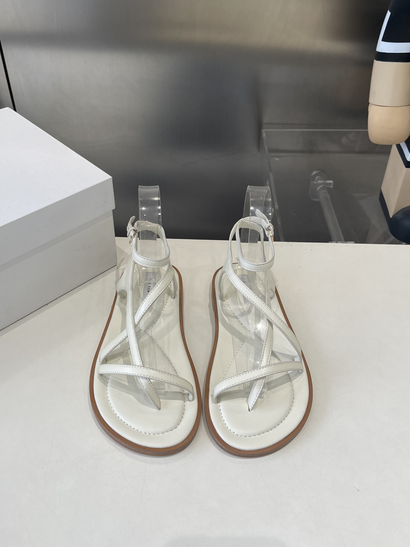 NO:404274,The row 25ss New thin strap flat sandals The thin strap sandals are only worn by the row. As simple as ever, the super design feels, simple and smooth lines. Although there are no too many elements, only two thin straps to support the upper, it is really high-end and versatile. Sandals are super beautiful shoes. Light up the whole summer. Upper sheepskin inner sheepskin. Outsole imported from Italy. Size35-41, split-toe shoes, sandals, sheepskin, Leather soles19860909The row 25ss 新款细带平底凉鞋 细带凉鞋只服the row 一如既往的简单,超强设计感,线条简洁流畅 虽然没有过多的元素点缀,只有两根细带支撑鞋面,但真的很高级很百搭 凉鞋极品 美不胜收的鞋 点亮整个夏日 鞋面羊皮 内里羊皮 大底意大利进口真皮大底 Size35-41,分趾鞋,sandals,sheepskin,Leather soles,Women's Shoes