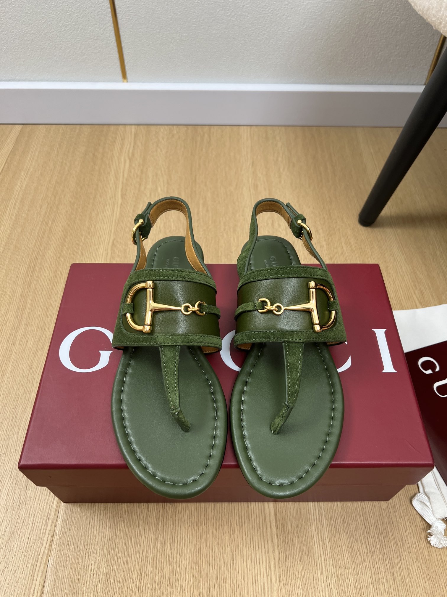 NO:407329,GUCCI | 2025 G Home 2025 Spring and Summer New Products, the latest hit horse-bit clip-on slip sandals series, imported cowhide/sheel tiles, inner sheepskin, outsole, Italian leather outsole, heel height 1cm, size 35-43 (40.41.42.43 can be customized without return), split-toe shoes, gucci, gucci, sandals, cowhide, sheepskin, sheep, Leather soles19860909GUCCI古奇 | 2025 G家2025春夏新品 专柜最新走秀爆款马衔扣夹脚拖凉鞋系列 鞋面进口牛皮/羊猄 内里羊皮里 大底意大利真皮大底 跟高1cm 码数35-43（40.41.42.43可定制不退换）,分趾鞋,gucci,gucci,sandals,cowhide,sheepskin,sheep,Leather soles,Women's Shoes