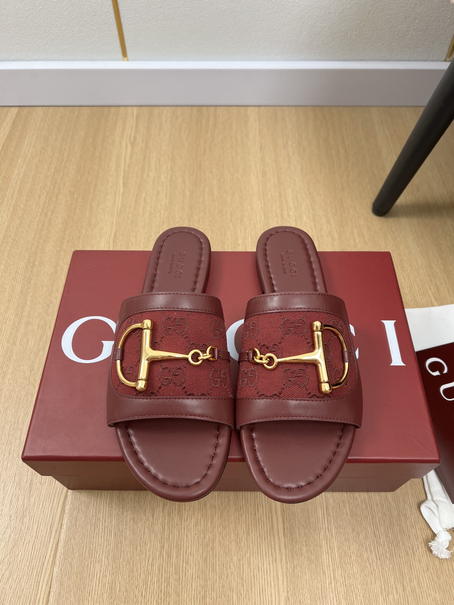 NO:407324,GUCCI | 2025 G Home 2025 Spring and Summer New Products, the latest hit horse-bit slipper series for counters, imported cowhide + old-fashioned cloth, inner sheepskin, outsole, Italian leather outsole, heel height 1cm, size 35-43 (40.41.42.43 can be customized without return), high heels slippers, gucci, gucci, high heels, slippers, cowhide, sheepskin, Leather soles19860909GUCCI古奇 | 2025 G家2025春夏新品 专柜最新走秀爆款马衔扣拖鞋系列 鞋面进口牛皮+老花布 内里羊皮里 大底意大利真皮大底 跟高1cm 码数35-43（40.41.42.43可定制不退换）,高跟鞋拖鞋,gucci,gucci,high heels,slippers,cowhide,sheepskin,Leather soles,Women's Shoes