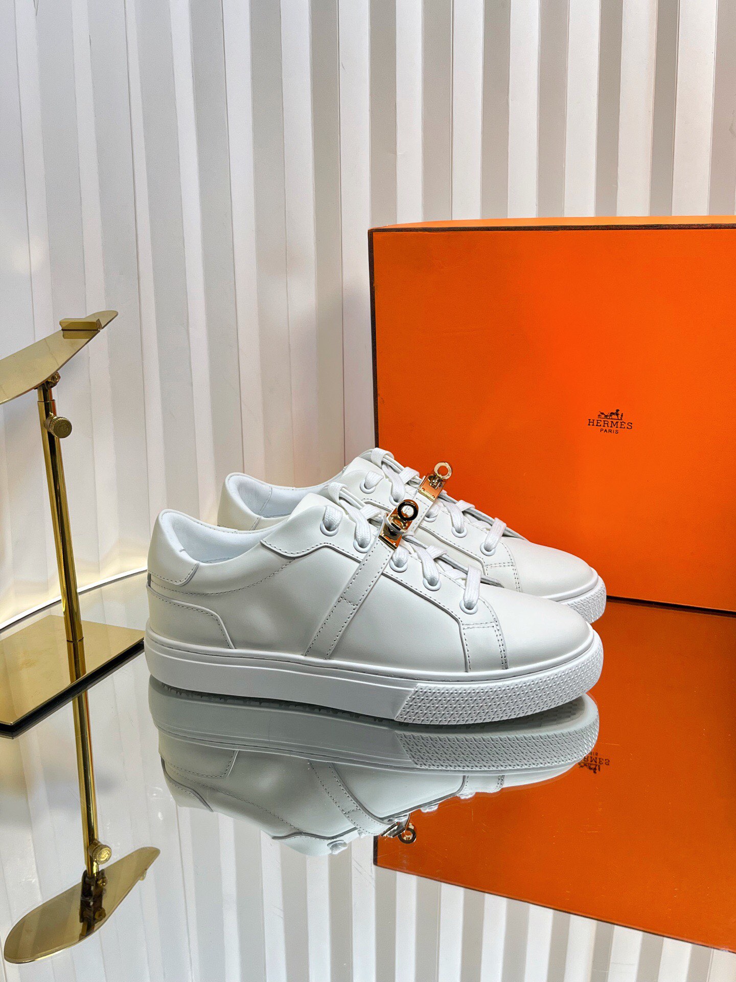 NO:386148,, Men's H-home latest Kelly shoe button casual shoes are online!  Purchase level quality!  The H family rarely produces flat casual shoes and is a style that is matched with classic palladium-plated Kelly shoe buckles!  Create a fashionable urban style, which reflects Hermes' noble and elegant style!  Material selection fabric imported cowhide, inner lining + foot pad imported sheepskin, original mold opening custom sole, size 35-40 for women (customized for 41) for men 4044 for 45, 46 for casual shoes/sports shoes, hermes, sneakers, cowhide, sheepskin19860909,男款 H家 最新Kelly鞋扣休闲鞋上线！ 代购级别品质！H家族很少出平底休闲鞋而且是搭配经典镀钯Kelly鞋扣的款式！打造时尚都市造型,非常体现爱马仕高贵典雅风格！ 选材面料进口牛皮 内里+垫脚进口羊皮 原版开模定制大底 尺码女35-40（41定做） 男4044（45、46定做）,休闲鞋/运动鞋,hermes,sneakers,cowhide,sheepskin,Women's Shoes