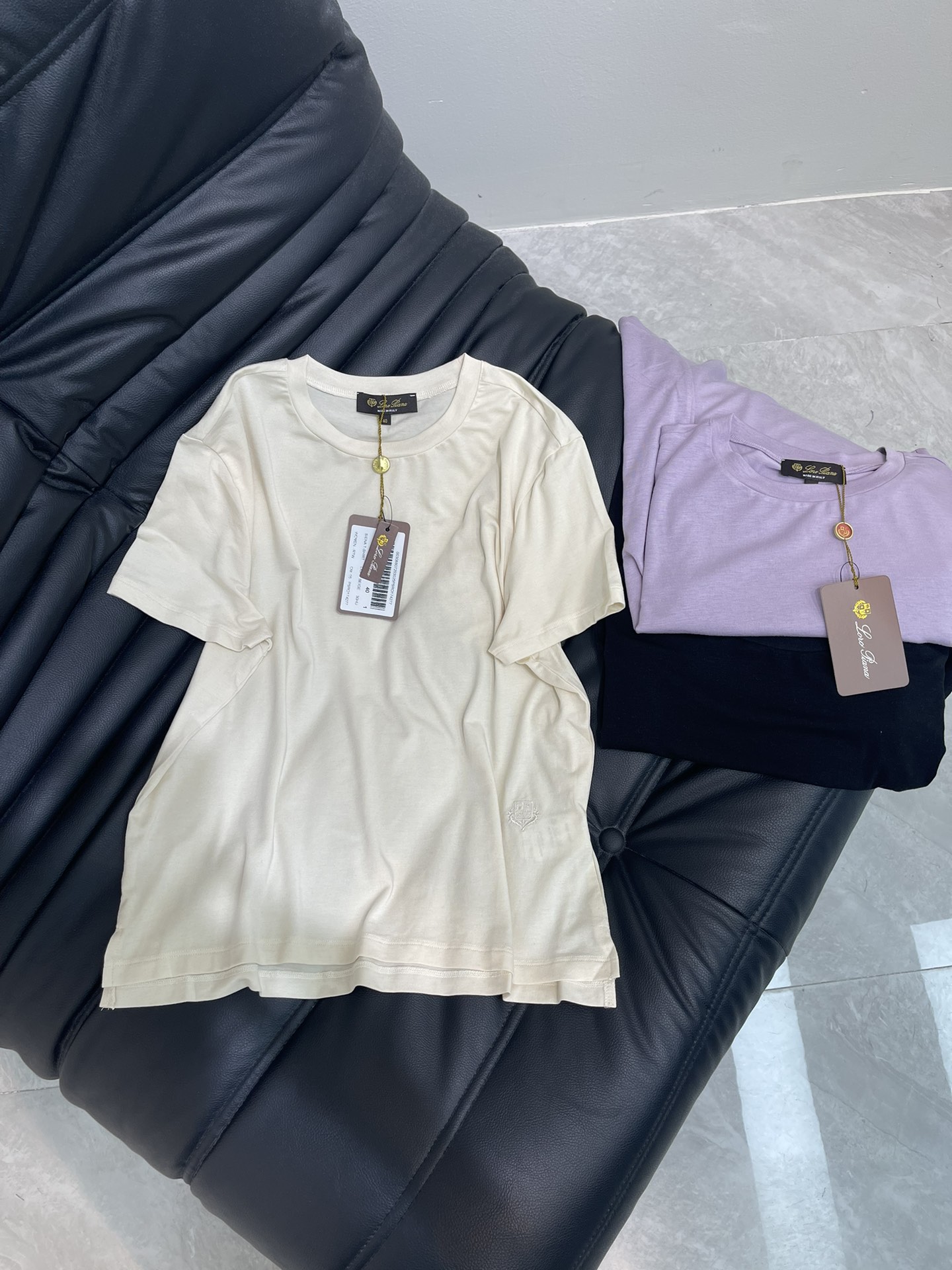 NO:335976,Loro*Piana2025s spring and summer new product!  Exclusive custom mercerized cotton fabric, celebrities love fashion flavor casual and simple and generous Embroidery webbing design Craft design, clean and neat tailoring Full of urban style Exclusive top custom fabrics, soft, soft and dry feel, invincible big hit SML, loro piano, alexander wang19860909Loro*Piana2025s春夏新品！独家定制丝光棉面料,明星最爱时装味休闲简单大方 刺绣织带设计 工艺设计,干净利落剪裁 都市风十足 可供独家顶级定制面料,,手感软糯干爽 无敌大爆款 SML,,loro piana,alexander wang,Women's clothing