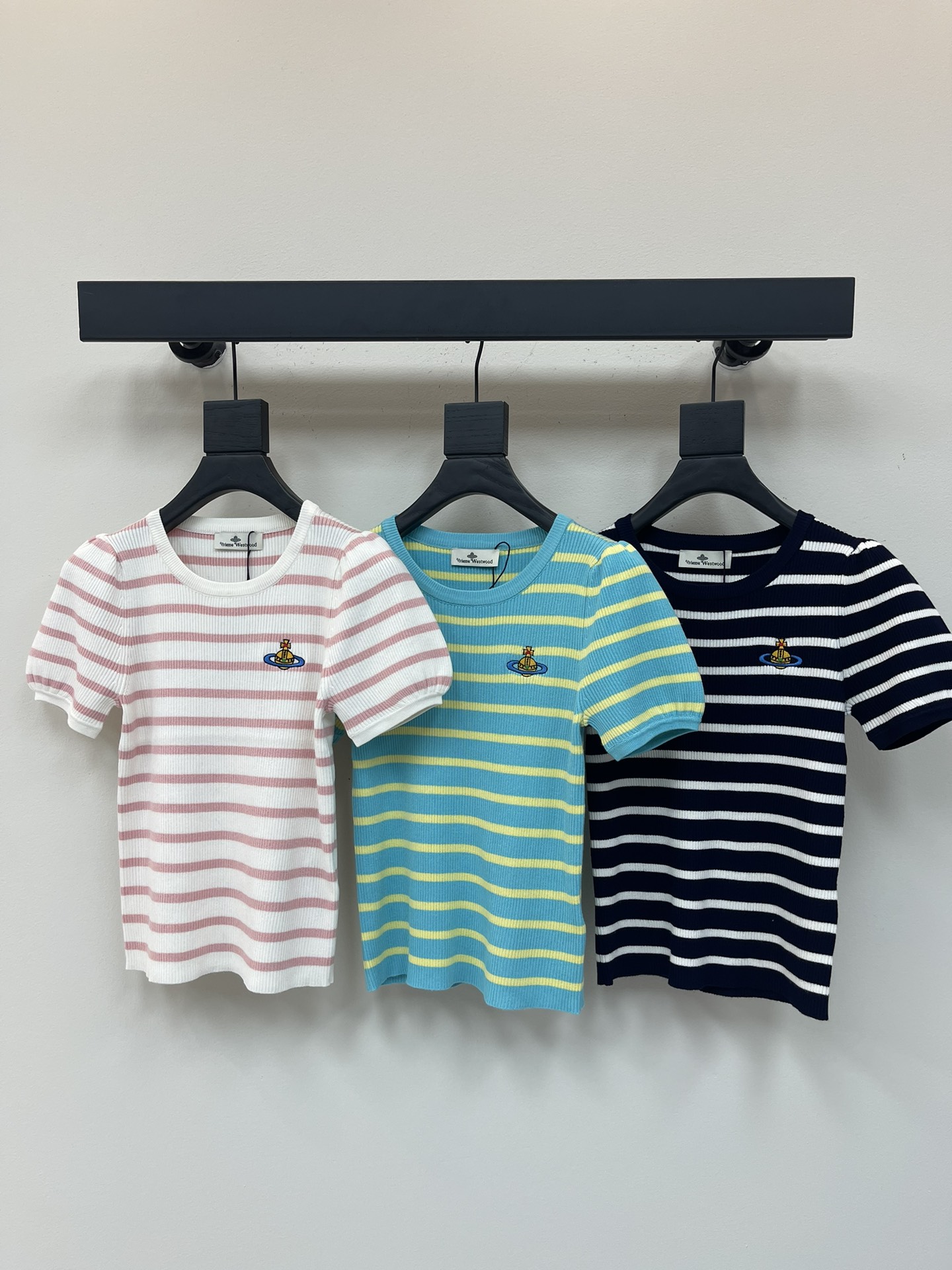 NO:335979,VivieneWestwoo* 2025 Spring and Summer Latest Series!  Round neck striped short sleeve knit!  Custom imported Tencel wool knitted material, breathable and comfortable, full texture, interlaced stripes throughout the body, white threaded edging treatment on the neckline cuffs, adding layered look, iconic embroidery logo embellishment on the chest, highlighting the brand tone, facial accessories development, round neck short-sleeved top cut, the upper body presents a casual and lazy outfit style, single wear inner wear is high-end and age-reducing!  SML, T-shirt,alexander wang19860909VivieneWestwoo* 2025春夏最新系列！圆领条纹短袖针织！定制进口天丝羊毛针织材质 透气舒适 质感十足 通体条纹交错 领口袖口衣摆白色螺纹包边处理 增添造型层次感 胸前标志性刺绣徽标点缀 彰显品牌调性 面辅料开发 圆领短袖上衣剪裁 上身呈现休闲慵懒的穿搭格调感 单穿内搭高级减龄！SML,,T-shirt,alexander wang,Women's clothing