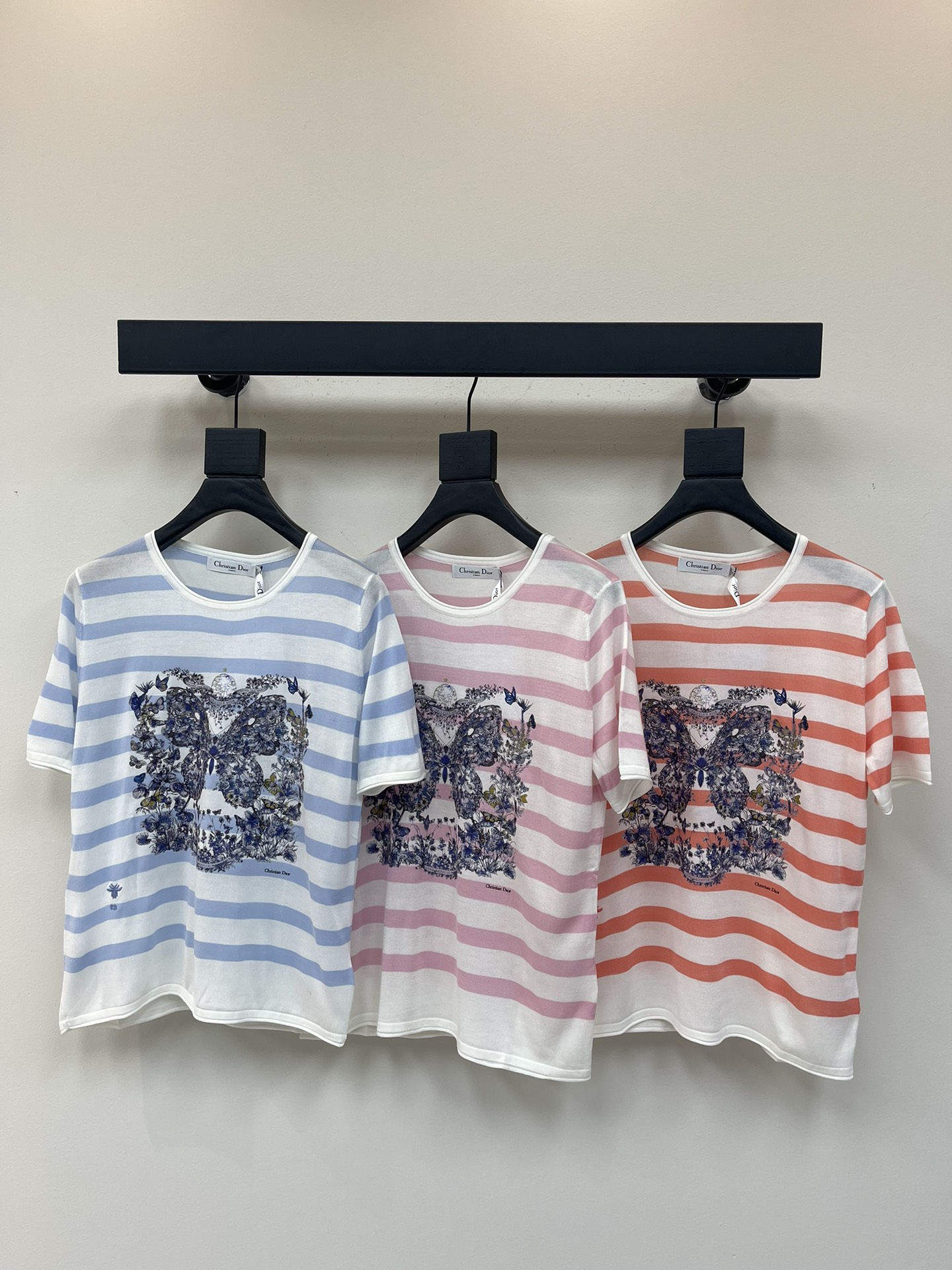 NO:335981,Dio* knitted striped short sleeves, floral embroidery pattern, fashionable and elegant. Round neck knitted fabric, short sleeve design, suitable for summer wear SML,,dior,T-shirt,alexander wang19860909Dio*针织条纹短袖,花卉刺绣图案,时尚优雅.圆领针织面料,短袖设计,适合夏季穿着 SML,,dior,T-shirt,alexander wang,Women's clothing
