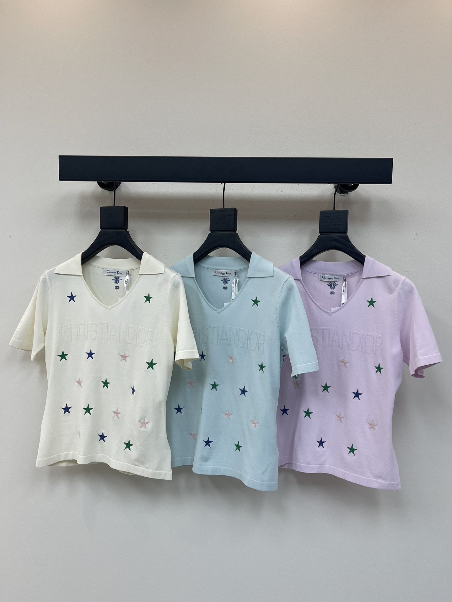 NO:335956,Dior* is simple and high-end, with a full sense of luxury with embossed letters. Coupled with a few playful little stars, it instantly adds a bit of agility and liveliness to the whole, and the details show the brand's intentions~ Whether it is a casual style with jeans or a sweet short skirt, it can be perfectly adapted and easily helps you become the focus of the street. SML, dior, skirts, jeans, alexander wang19860909Dior*简约又高级,压花字母满满的奢华感 再加上几颗俏皮的小星星, 瞬间为整体增添了几分灵动与活泼,细节之处尽显品牌的用心~ 无论是搭配牛仔裤打造休闲风,还是配上小短裙走甜美路线,它都能完美适配,轻松帮你成为街头焦点 SML,,dior,skirts,jeans,alexander wang,Women's clothing