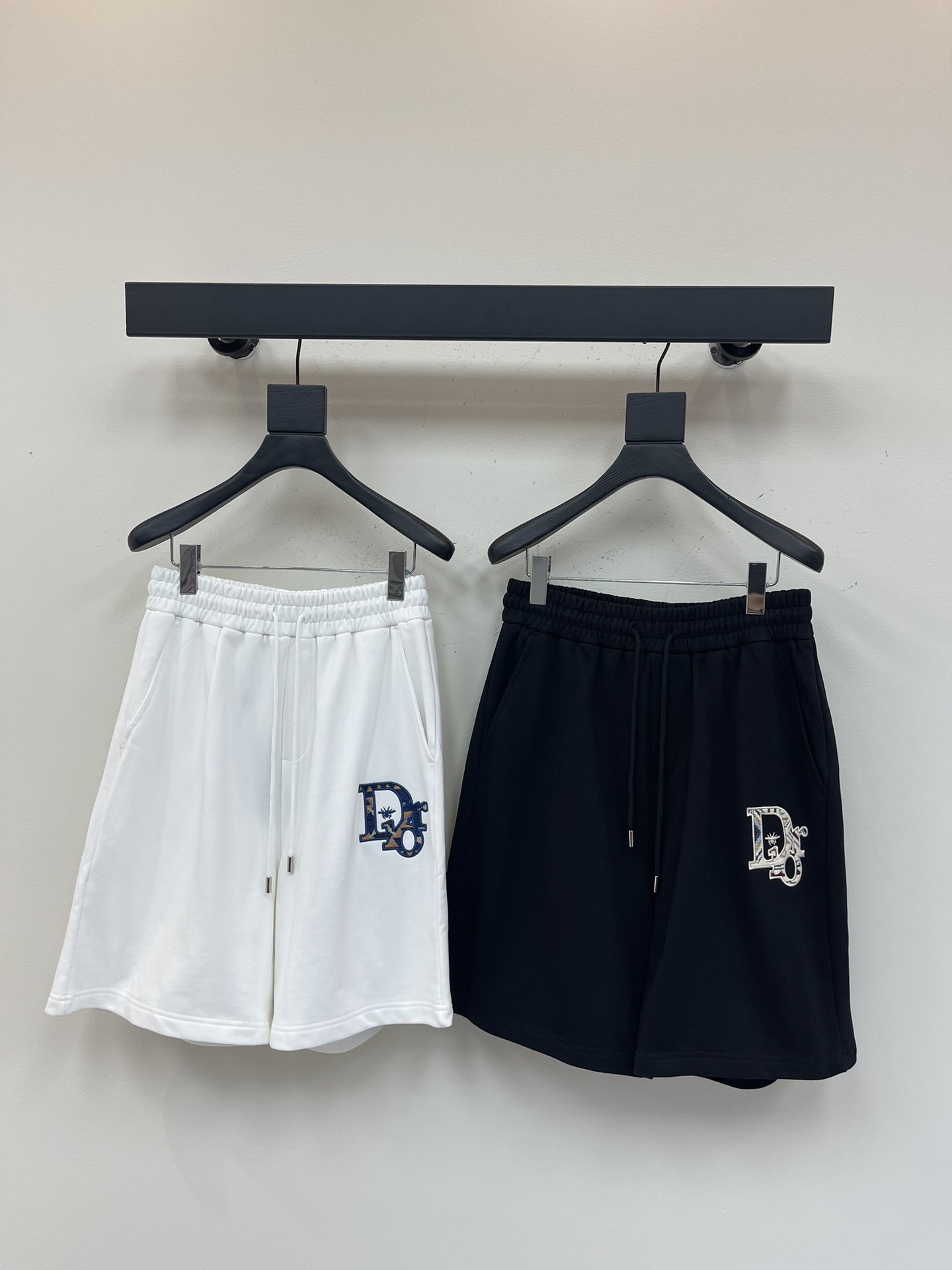 NO:335962,Dior*25 spring and summer new styles for men and women, casual drawstring shorts, sports and casual pinch pants!  Imported pure cotton material, it is breathable and comfortable to wear with close body, and the style is very three-dimensional, beautiful colors, eye-catching and fashionable!  The unique patterns will definitely make you stand out in the crowd!  The casual and loose five-point pants cutout   elastic drawstring waist design, the upper body effect is age-reducing and versatile, and it can be easily used for daily casual outfits for both men and women!  Size S-XL, dior, shorts, alexander wang19860909Dior*25春夏新款男女同款休闲抽绳短裤,运动休闲五分裤！进口纯棉材质,贴身穿着透气亲肤舒适,版型非常具有立体效果色彩靓丽、吸睛时髦度爆棚！与众不同的图案绝对可以让你在人群中出彩万分！休闲宽松的五分裤版型裁剪 松紧抽绳裤腰设计,上身效果减龄又百搭,轻松Get起日常休闲穿搭,男女皆可轻松驾驭！尺码S-XL,,dior,shorts,alexander wang,Women's clothing