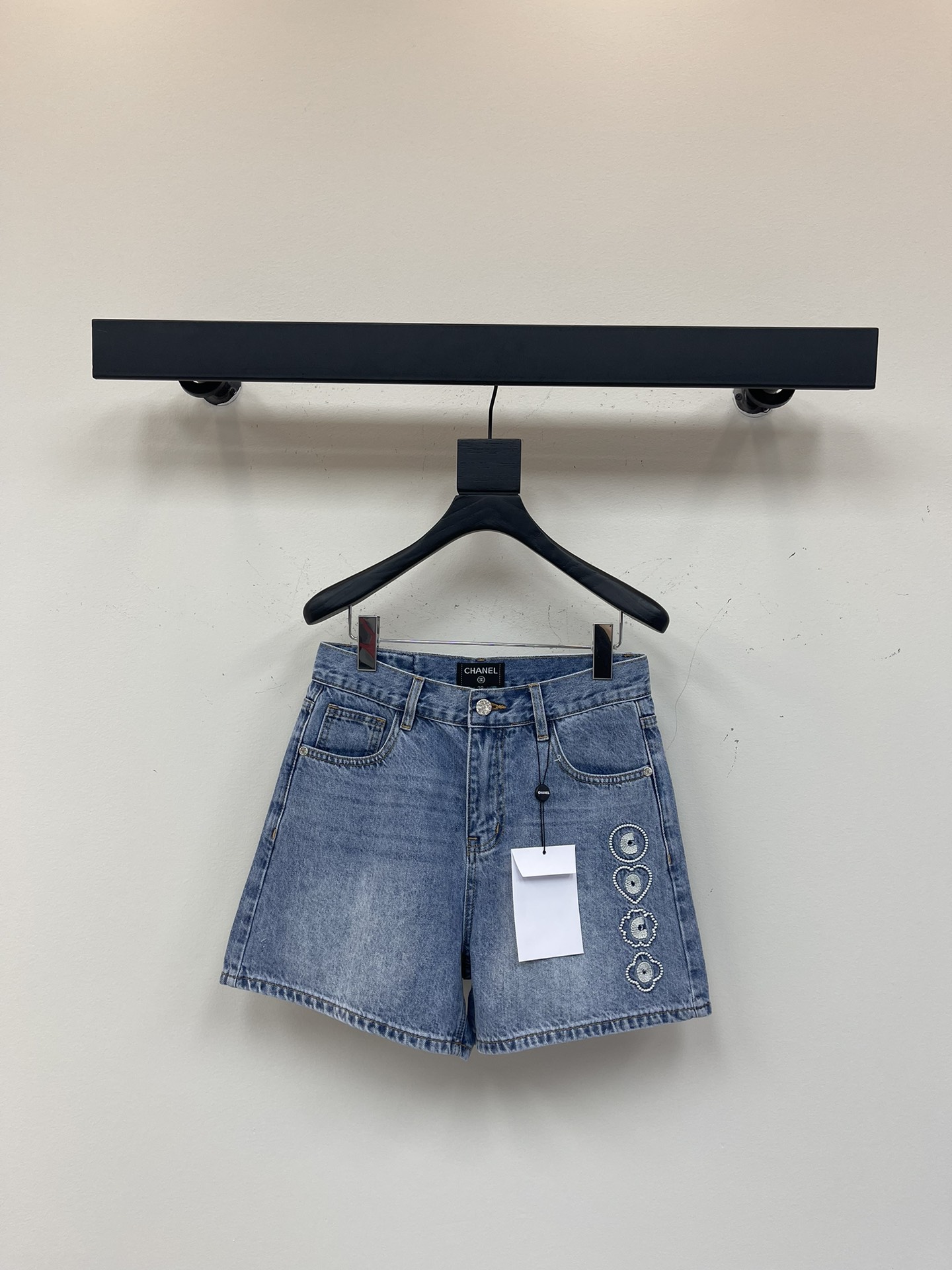 NO:411815,Chane*25 spring and summer new beach series, classic small fragrance elements collide with youthful and energetic denim items to form a unique visual effect. With the cocoa beach series jeans, it breaks people's inherent impression of Chanel and creates a dressing example that combines classic and daily life. Size 36.38.40, chanel, chanel, jeans, alexander wang19860909Chane*25春夏新款沙滩系列,经典的小香元素与青春活力的牛仔单品碰撞,形成独特的视觉效果.再配上可可海滩系列牛仔裤,打破人们对香奈儿固有印象,打造出兼具经典与日常的穿搭范例. 尺码36.38.40,,chanel,chanel,jeans,alexander wang,Women's clothing