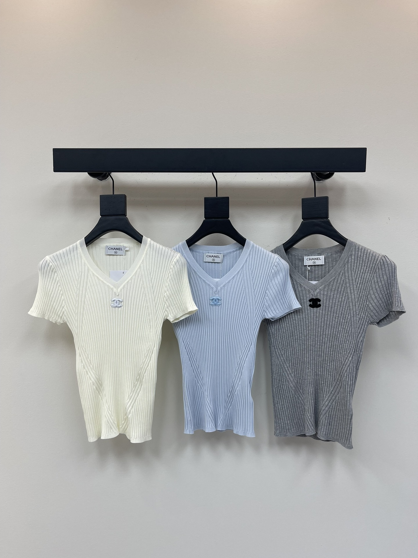 NO:335965,Chanel knitted short-sleeved V-neck short-sleeved top, very elastic, slim and slim white, blue and gray SML, chanel, T-shirt, alexander wang19860909Chanel针织短袖V领短袖上衣,弹力很好,修身显瘦 白色 蓝色灰色 SML,,chanel,T-shirt,alexander wang,Women's clothing