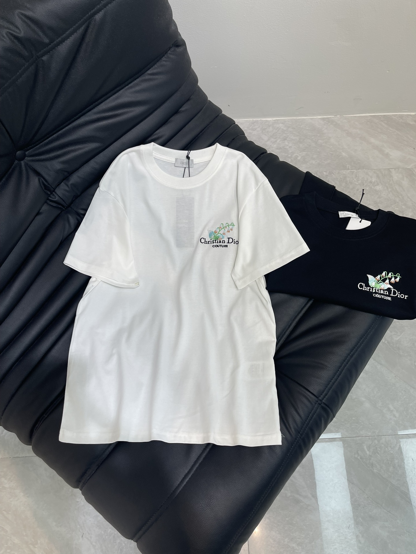 NO:334881,Dio*25 spring and summer new lily of the valley letter embroidered short-sleeved T-shirt. Imported mercerated cotton fabric, the classic style is versatile and not picky, and the upper body is very beautiful!  SML, dior, T-shirt,tees, t-shirt,alexander wang19860909Dio*25春夏新款铃兰字母刺绣短袖T恤.进口丝光棉面料,经典版型百搭不挑人,上身非常漂亮！SML,,dior,T-shirt,tees，t-shirt,alexander wang,Women's clothing