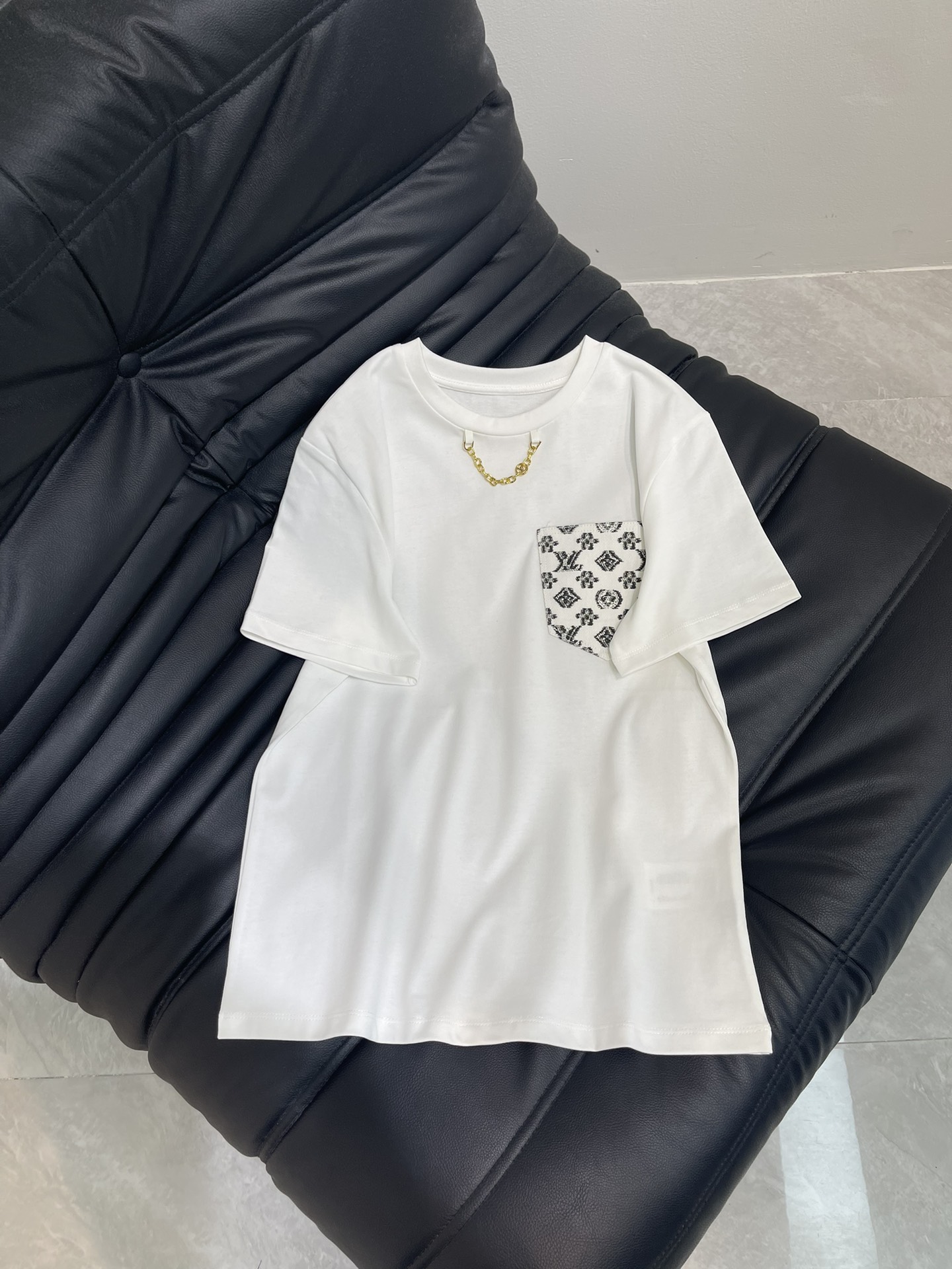 NO:334888,Louis Vuitto*25 spring and summer new pocket short-sleeved T-shirt custom YB cotton material texture shiny breathable and comfortable regular T-shirt cutting highlights the brand style Made of gram-weight pure cotton slightly elastic, giving a slim visual effect Plain color top is decorated with four-leaf clover iconic letter elements in the pocket Necklace edge chain details Make simple style more layered and wear a casual and lazy style SML,,louis vuitton,T-shirt,tees,t-shirt,alexander wang19860909Louis Vuitto*25春夏新款口袋短袖T恤 定制YB全棉材质 质感光泽 透气舒适 常规T恤裁剪 凸显品牌格调 采用克重纯棉制成 略带有弹力 呈现显瘦视觉效果 上衣素色打底 饰以四叶草标志性字母元素于口袋 领口包边链条细节 让简单款式更显层次感 穿搭出休闲慵懒风格 SML,,louis vuitton,T-shirt,tees，t-shirt,alexander wang,Women's clothing