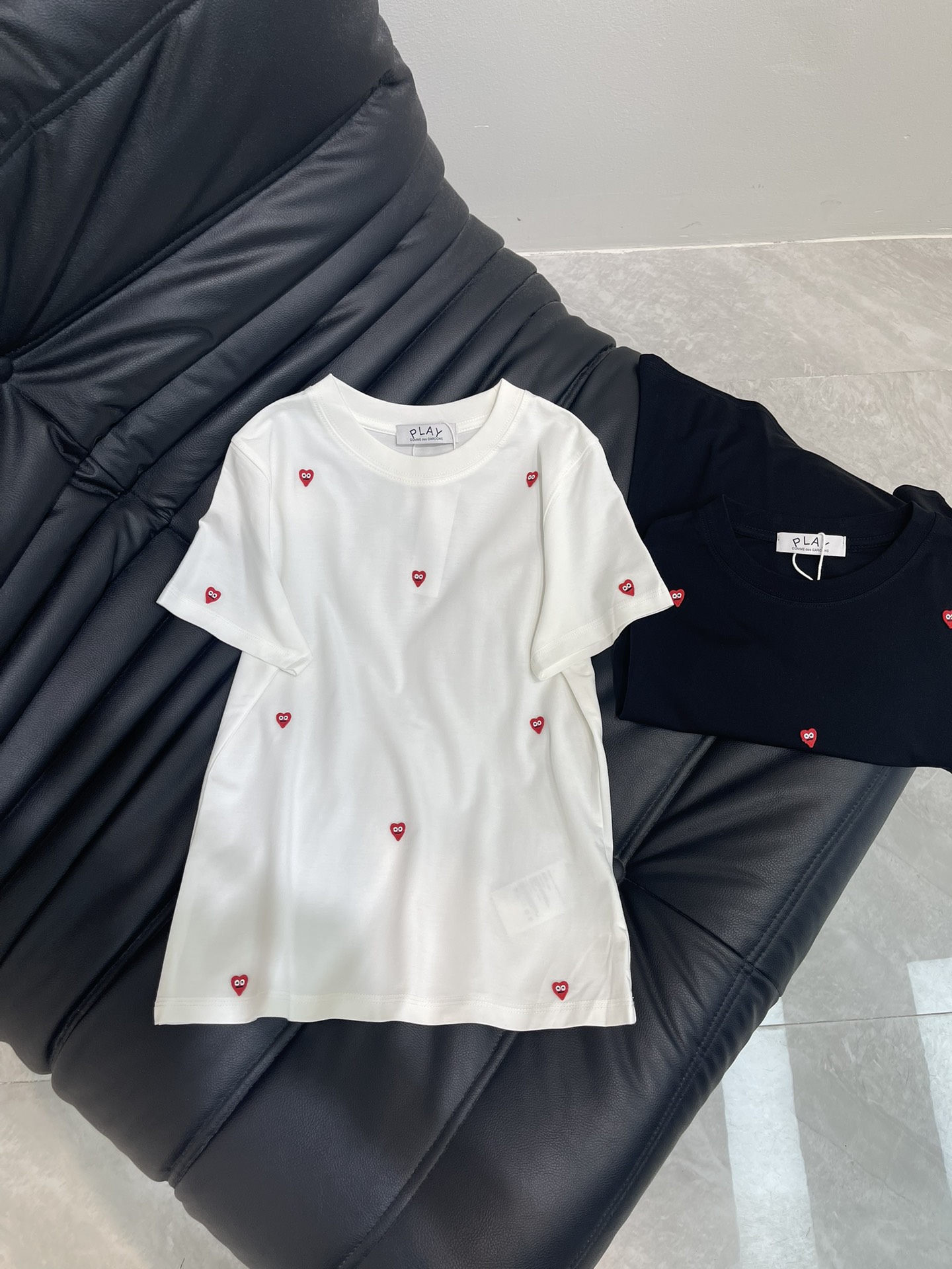 NO:334879,Play*25 Spring and Summer New Style Embroidered Short Sleeve T-shirt with Small Love Hearts!  Imported mercerized cotton fabric, the classic style is versatile and not picky, and the upper body is very beautiful!  SML, T-shirt,tees,t-shirt,alexander wang19860909Play*25春夏新款满身小爱心刺绣短袖T恤！进口丝光棉面料,经典版型百搭不挑人,上身非常漂亮！SML,,T-shirt,tees，t-shirt,alexander wang,Women's clothing