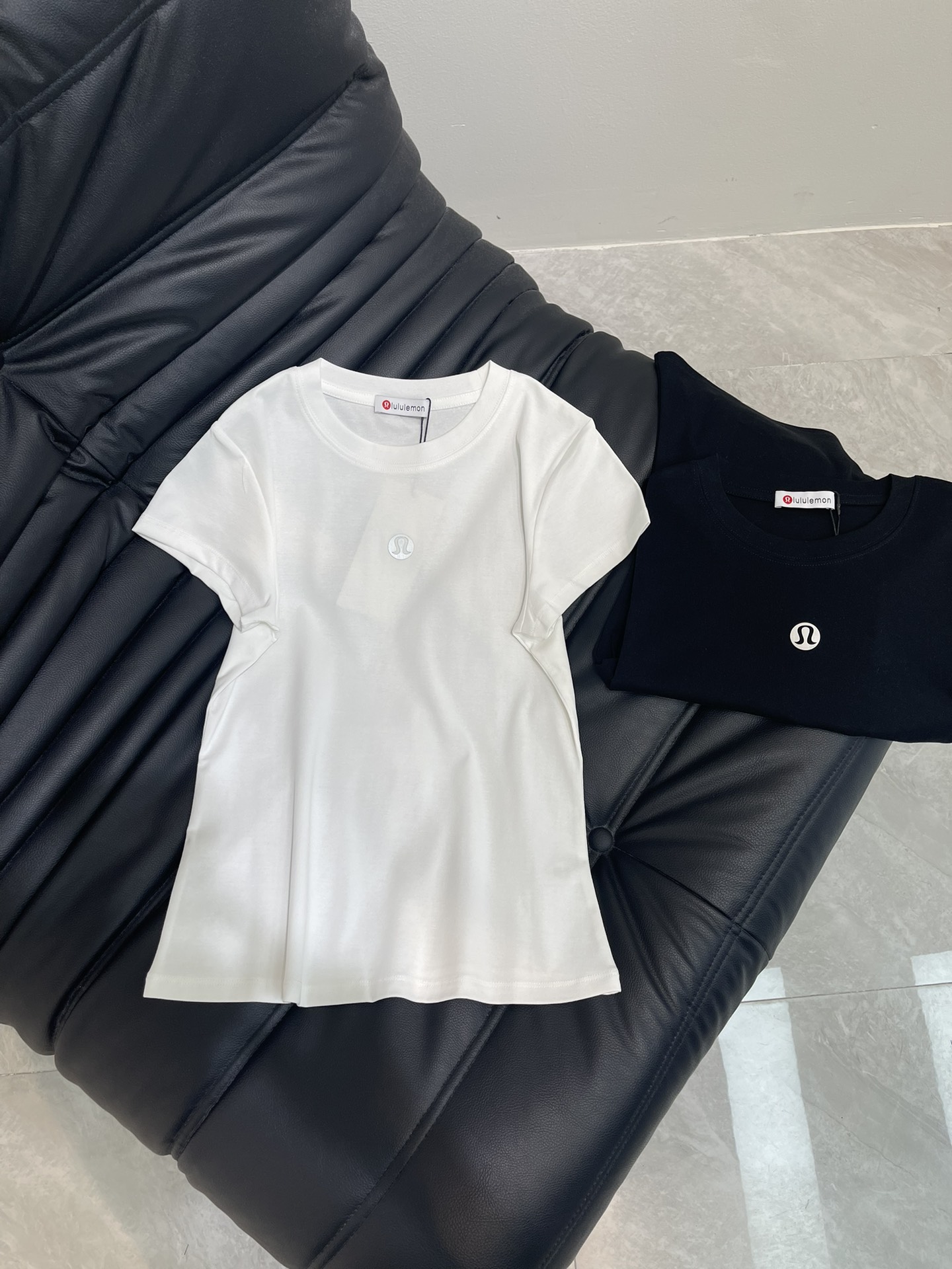 NO:335968,Lululemon T-shirts are a waist-tightening and flesh-covering, and are definitely the ceiling of the T-shirt industry. They are fashionable, fashionable and versatile and slimming!  It is very good to cover the flesh without looseness and deformation, it really conforms to the consistent design style of Lulu home, light and comfortable!  It uses super comfortable pure cotton fabric, round neck   fine thread appearance design. This design style will naturally create a sexy and plump feeling. Anyone who wears it will highlight the sexy aspects. The pure cotton texture is super nice, versatile and white and high-end. The entire T-shirt style optimizes the tailoring of the waist and shoulders, which is more in line with the principles of ergonomics and achieves a better wearing effect!  SML, tees, t-shirt,alexander wang19860909LululemonT恤 修腰遮肉,绝对是T恤界的天花板,时尚洋气百搭显瘦！很好的遮肉不松垮不变形,真的符合lulu家一贯的设计风格,轻便又舒适！ 采用超级舒服的纯棉面料,圆领 细螺纹外观设计,这种设计风格会让人自然产生一种性感丰满的感觉,谁穿上都会凸显性感之处,纯棉质感超nice,百搭显白高级,整个T恤版型优化了腰部和肩部的剪裁,更符合人体工学原理,达到更好的穿着效果！ SML,,tees，t-shirt,alexander wang,Women's clothing