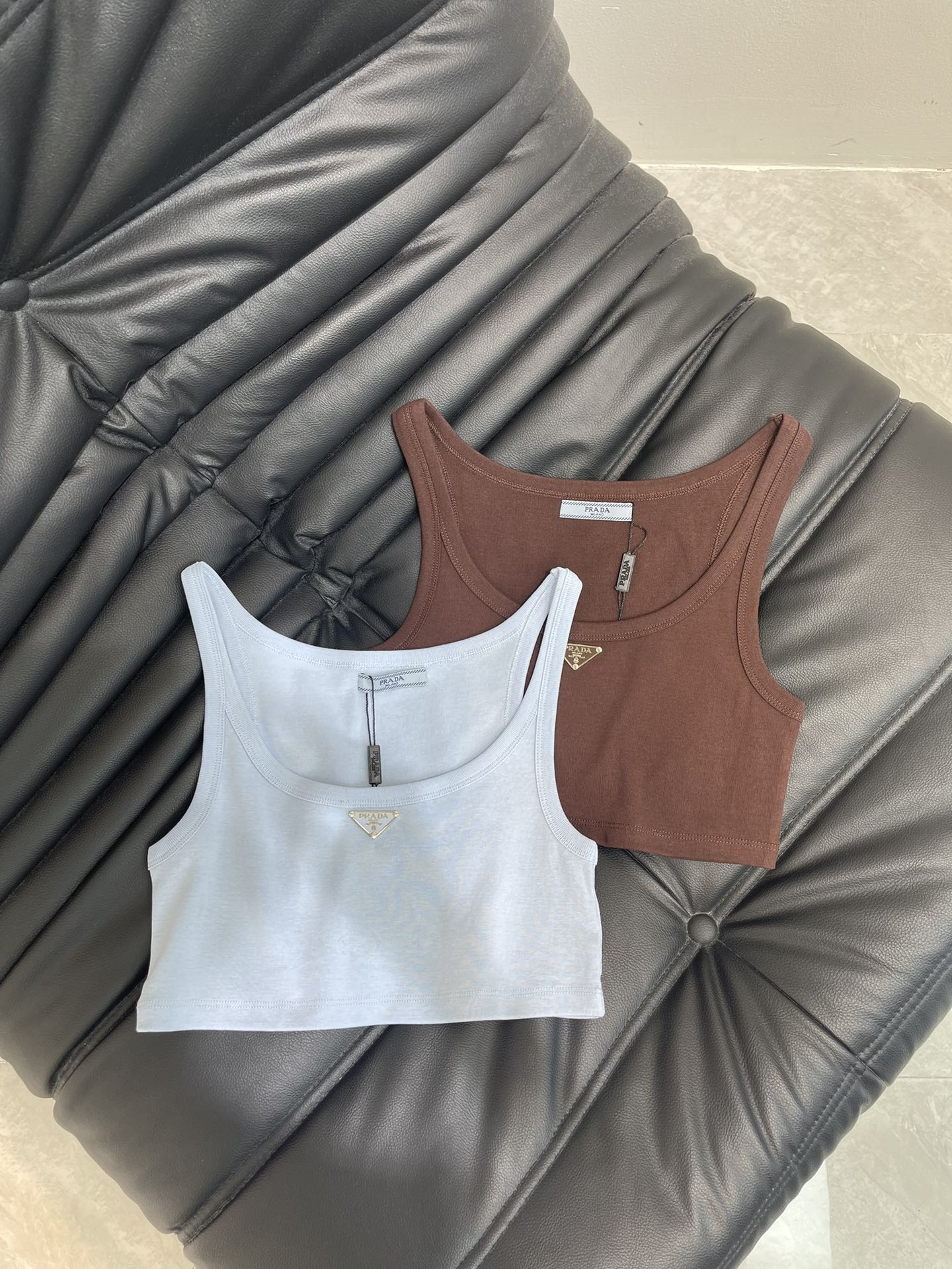 NO:334883,*25 new product ribbed plain-brown classic triangle-brown short vest made of ribbed jersey knitted fabric, enamel-coated triangle metal logo highlights the brand's classic features Rib neckline hem Slim fit and elastic style Recommended to buy Color brown Light blue Size SML,,alexander wang19860909*25新品罗纹平纹经典三角标短款背心 采用罗纹平纹针织面料制作 涂珐琅三角形金属徽标彰显品牌经典特色 罗纹领口下摆 修身弹力版型 推荐入手 颜色棕色 浅蓝色 尺码SML,,alexander wang,Women's clothing