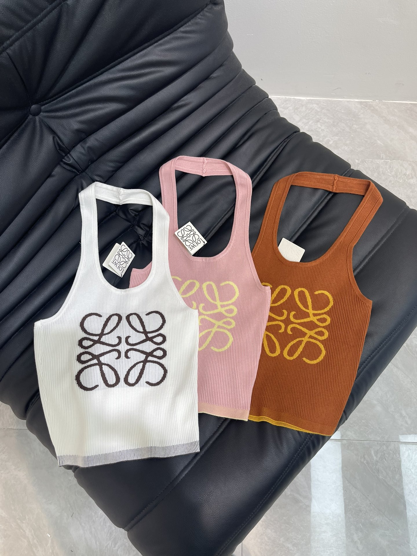 NO:334887,Loew*25 spring and summer new halter knitted vest custom YB Tiansi yarn woven elastic and comfortable, breathable and easy to wear. The halter knitted vest cut beautify the proportion of head and shoulders, and the contrasting thread is exposed from the inside of the hem, consistent with the large-area totem logo on the chest, more coordinated. The retro hot girl style is strong. The slim fit style is combined with the vertical pit strip texture. Visual slim highlights the figure. The style is playful and age-reducing. The layering effect is richer. SML,,loewe,alexander wang19860909Loew*25春夏新款挂脖针织背心 定制YB天丝纱线织造 弹力舒适 透气好穿 挂脖针织背心剪裁 美化头肩比例更显瘦 撞色螺纹自下摆内侧露出 与胸前大面积图腾徽标保持一致 更显协调 复古辣妹风格强烈 修身版型配合竖坑条纹理 视觉显瘦突显身材 风格俏皮减龄 层次效果更丰富 时髦洋气 SML,,loewe,alexander wang,Women's clothing