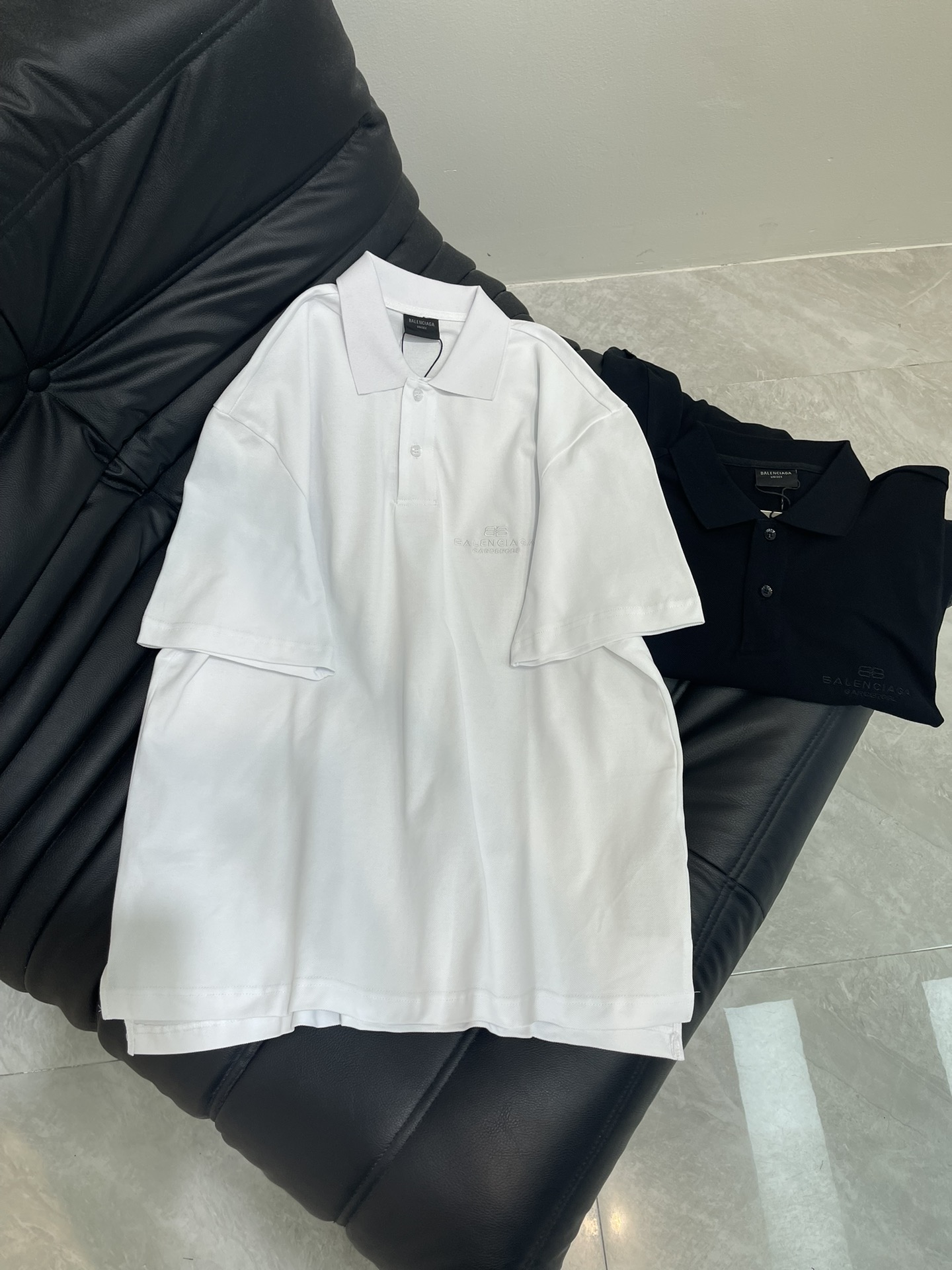 NO:335971,Balenciag*25 new classic letter embroidered short-sleeved LO shirt. It uses bead floor cotton fabric to breathe and comfort. The overall design is simple and elegant, and it is very suitable for casual or semi-formal occasions to show youthful vitality. The same style as men and women!  XS-L, balenciaga, T-shirt, alexander wang19860909Balenciag*25新款经典 字母刺绣短袖LO衫.采用珠地棉面料透气舒适.整体设计简洁大方,非常适合休闲或半正式场合穿着,展现青春活力.男女同款！XS-L,,balenciaga,T-shirt,alexander wang,Women's clothing