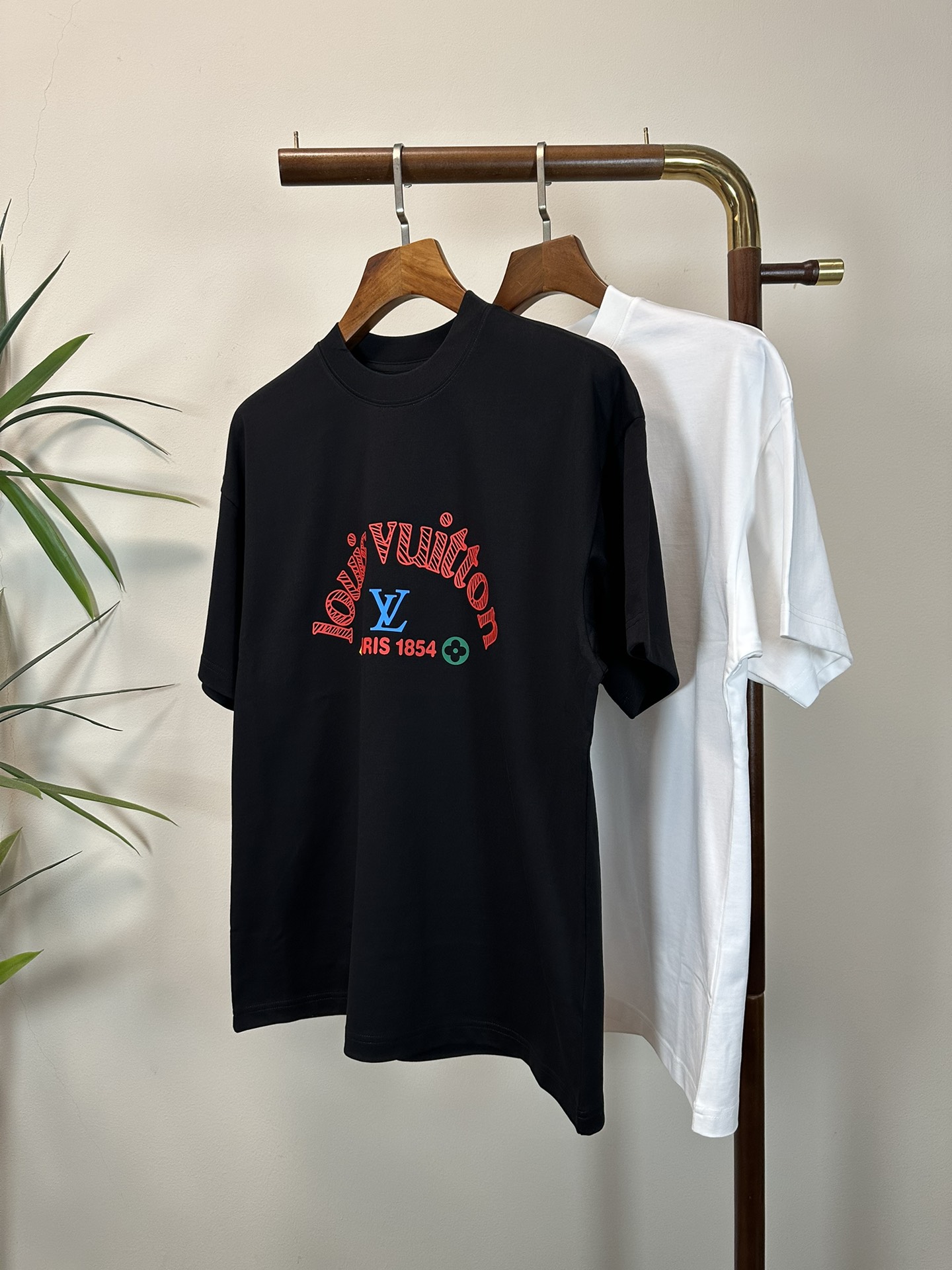 NO:471511,LV Louis Vuitton 2025 new round neck short-sleeved T-shirt high-end version!  Customized fabrics for counters are breathable and comfortable, with impeccable details, and the brand element design concept reflects high quality. The feel is delicate and soft!  It is casually cut, with a great upper body style!  Code number M-3XL, louis vuitton,louis vuitton,t-shirt,tees,t-shirt,alexander wang19860909LV 路易威登 2025新款 圆领 短袖 T恤 高端版本！专柜定制面料 透气舒适度高,细节无可挑剔,品牌元素设计理念,体现高品质.手感细腻柔软！呈现休闲裁剪,上身版型超赞！ 码数M-3XL,,louis vuitton,louis vuitton,T-shirt,tees，t-shirt,alexander wang,Men's clothing