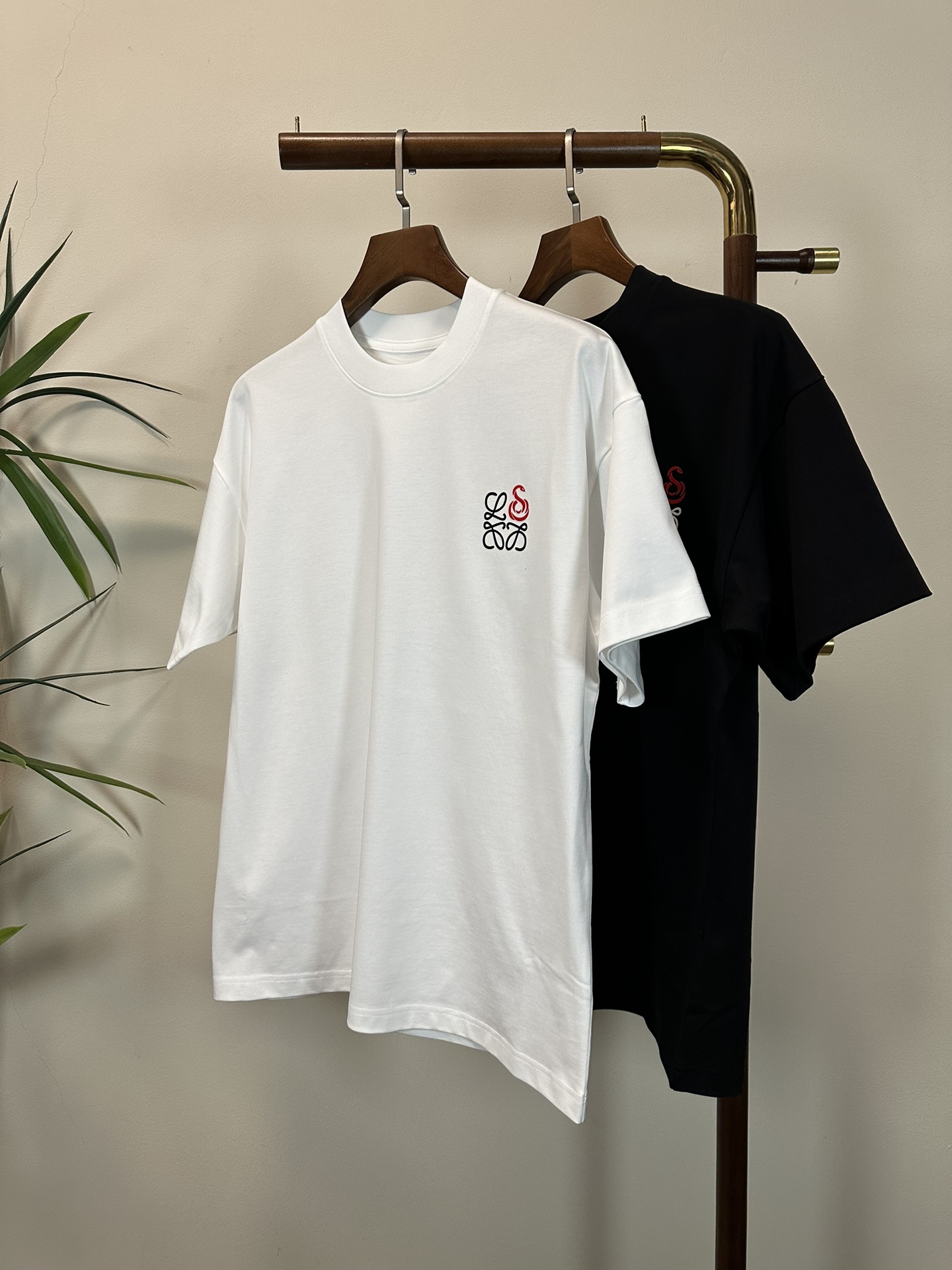 NO:471515,Luo Yiwei 2025 new round neck short-sleeved T-shirt high-end version!  Customized fabrics for counters are breathable and comfortable, with impeccable details, and the brand element design concept reflects high quality. The feel is delicate and soft!  It is casually cut, with a great upper body style!  Code number M-3XL, loewe, T-shirt,tees, t-shirt,alexander wang19860909罗意威 2025新款 圆领 短袖 T恤 高端版本！专柜定制面料 透气舒适度高,细节无可挑剔,品牌元素设计理念,体现高品质.手感细腻柔软！呈现休闲裁剪,上身版型超赞！ 码数M-3XL,,loewe,T-shirt,tees，t-shirt,alexander wang,Men's clothing