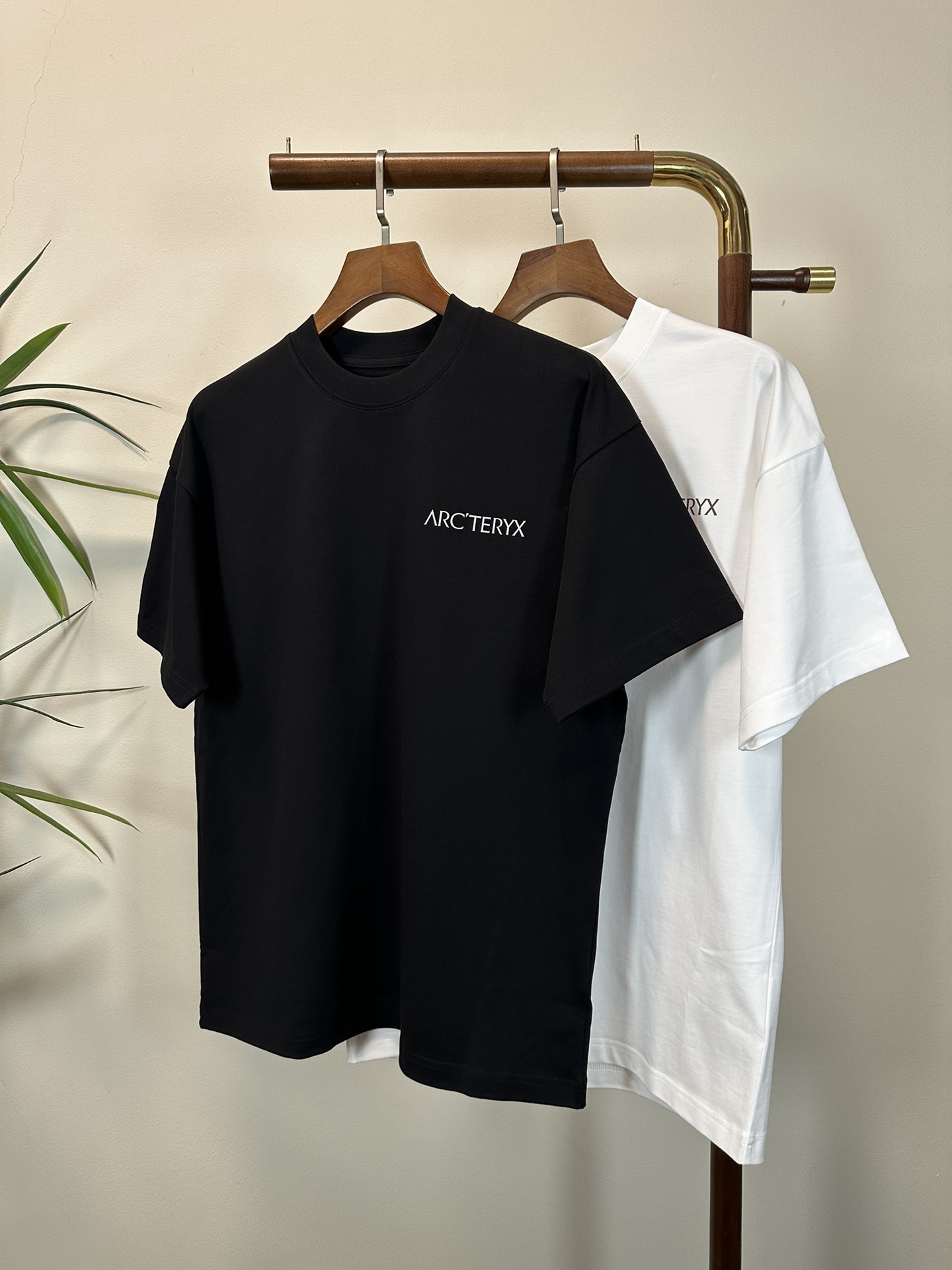 NO:471519,ARC Archaeopteryx 2025 new round neck short-sleeved T-shirt high-end version!  Customized fabrics for counters are breathable and comfortable, with impeccable details, and the brand element design concept reflects high quality. The feel is delicate and soft!  It is casually cut, with a great upper body style!  Code number M-3XL, arc'teryx, T-shirt,tees, t-shirt,alexander wang19860909ARC 始祖鸟 2025新款 圆领 短袖 T恤 高端版本！专柜定制面料 透气舒适度高,细节无可挑剔,品牌元素设计理念,体现高品质.手感细腻柔软！呈现休闲裁剪,上身版型超赞！ 码数M-3XL,arc'teryx,T-shirt,tees，t-shirt,alexander wang,Men's clothing