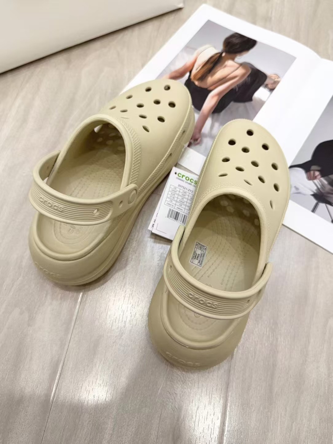 NO:411385,I will take a few photos for you!  !  !  Things are definitely different!  First of all, the shoes you got are definitely not pungent and all kinds of glue smells!  !  Secondly, the details of the market goods are rough and light in weight, and you can recognize them as soon as you get it!  ,alexander wang19860909随手给你们拍几张！！！东西肯定不一样！ 首先你们拿到鞋子绝对没有刺鼻的各种胶水味！！ 其次细节,市场货细节粗糙,重量轻,拿到手就能识别！,,alexander wang,Women's clothing