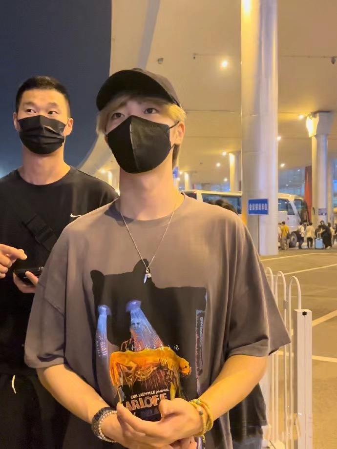 W64💰73
同步WE11DONE官网陈立农明星同款上身黑猫警长印花洗水怀旧复古短袖T恤衫
重磅320克双纱纯棉面料，成衣经高温洗水定型，穿洗后不缩水，不起球
原版打版起样，洗水喷马骝做旧效果