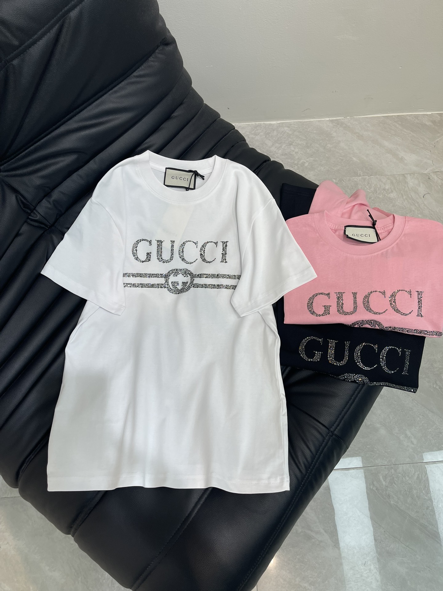NO:335309,Gucc*25 spring and summer new ironing short-sleeved T-shirt, imported cotton fabric, classic slightly loose style, versatile and not picky, and the upper body is very beautiful!  SML, gucci, T-shirt,tees,t-shirt,alexander wang19860909gucc*25春夏新款烫钻短袖T恤,进口棉面料,经典微宽松版型百搭不挑人,上身非常漂亮！SML,,gucci,T-shirt,tees，t-shirt,alexander wang,Women's clothing