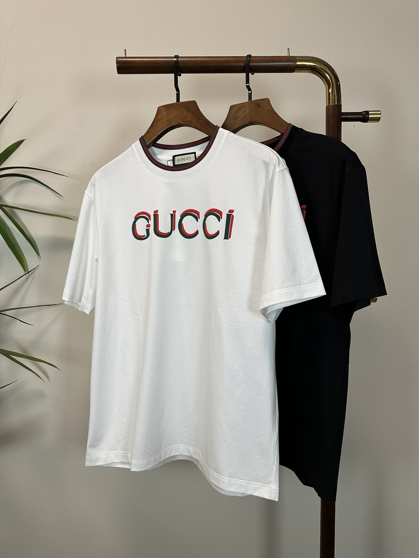 NO:471548,GU Gucci 2025 new round neck short-sleeved T-shirt high-end version!  Customized fabrics for counters are breathable and comfortable, with impeccable details, and the brand element design concept reflects high quality. The feel is delicate and soft!  It is casually cut, with a great upper body style!  Code number M-3XL, gucci, T-shirt,tees, t-shirt,alexander wang19860909GU 古驰 2025新款 圆领 短袖 T恤 高端版本！专柜定制面料 透气舒适度高,细节无可挑剔,品牌元素设计理念,体现高品质.手感细腻柔软！呈现休闲裁剪,上身版型超赞！ 码数M-3XL,,gucci,T-shirt,tees，t-shirt,alexander wang,Men's clothing