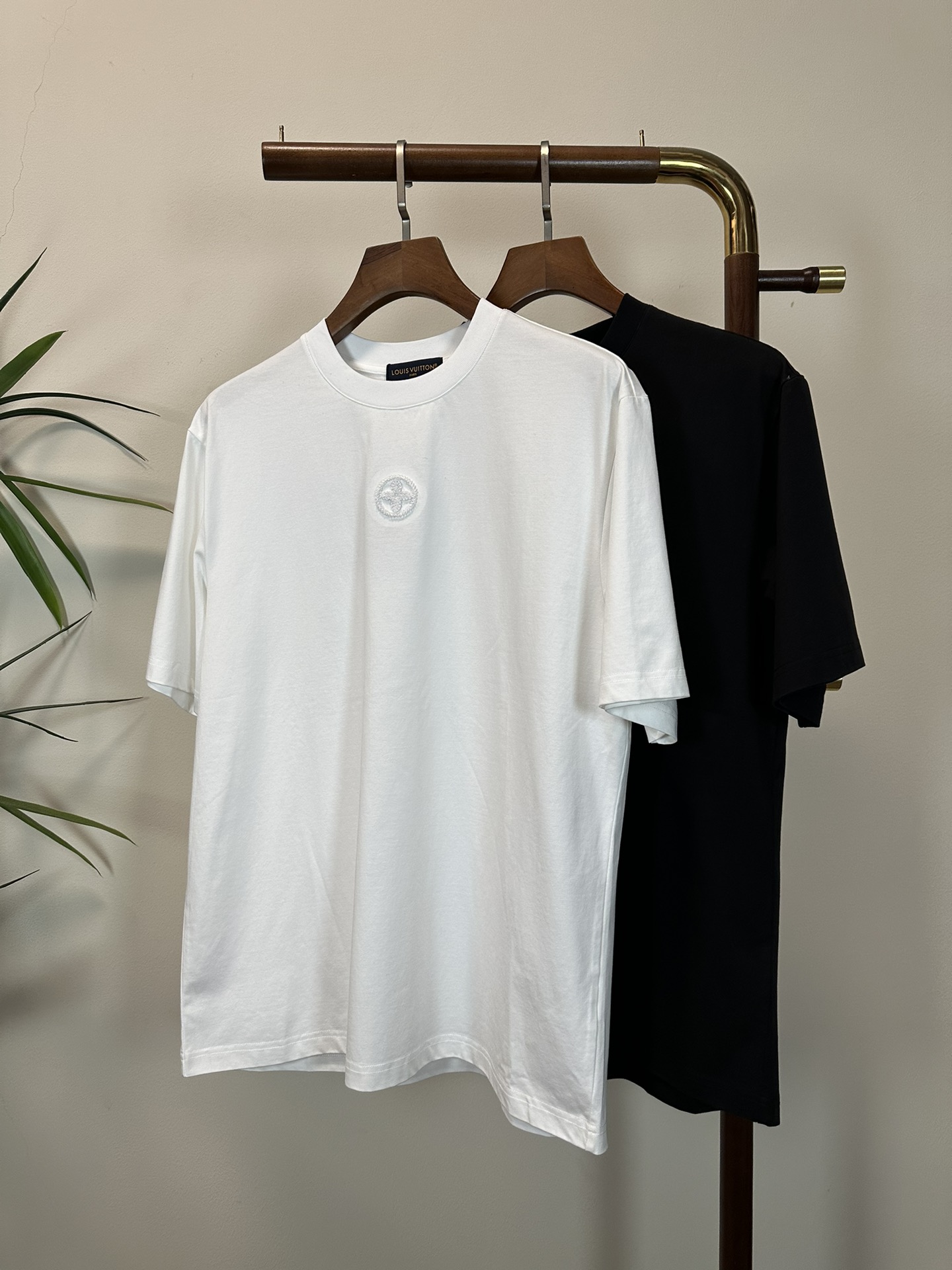 NO:471544,LV Louis Vuitton 2025 new round neck short-sleeved T-shirt high-end version!  Customized fabrics for counters are breathable and comfortable, with impeccable details, and the brand element design concept reflects high quality. The feel is delicate and soft!  It is casually cut, with a great upper body style!  Code number M-3XL, louis vuitton,louis vuitton,t-shirt,tees,t-shirt,alexander wang19860909LV 路易威登 2025新款 圆领 短袖 T恤 高端版本！专柜定制面料 透气舒适度高,细节无可挑剔,品牌元素设计理念,体现高品质.手感细腻柔软！呈现休闲裁剪,上身版型超赞！ 码数M-3XL,,louis vuitton,louis vuitton,T-shirt,tees，t-shirt,alexander wang,Men's clothing