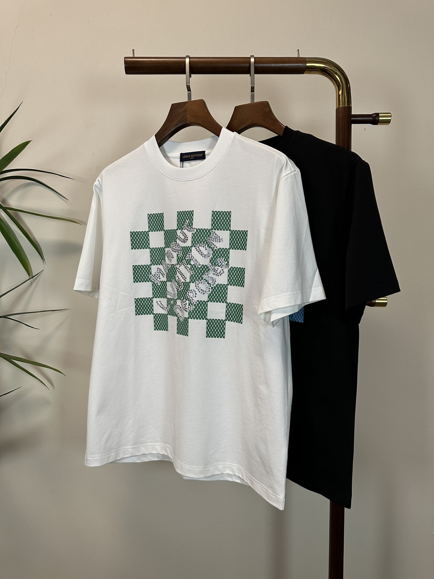 NO:468836,LV Louis Vuitton New round neck short-sleeved T-shirt High-end version!  Customized fabrics for counters are breathable and comfortable, with impeccable details, and the brand element design concept reflects high quality. The feel is delicate and soft!  It is casually cut, with a great upper body style!  Code number M-3XL, louis vuitton,louis vuitton,t-shirt,tees,t-shirt,alexander wang19860909LV 路易威登 新款 圆领 短袖 T恤 高端版本！专柜定制面料 透气舒适度高,细节无可挑剔,品牌元素设计理念,体现高品质.手感细腻柔软！呈现休闲裁剪,上身版型超赞！ 码数M-3XL,,louis vuitton,louis vuitton,T-shirt,tees，t-shirt,alexander wang,Men's clothing