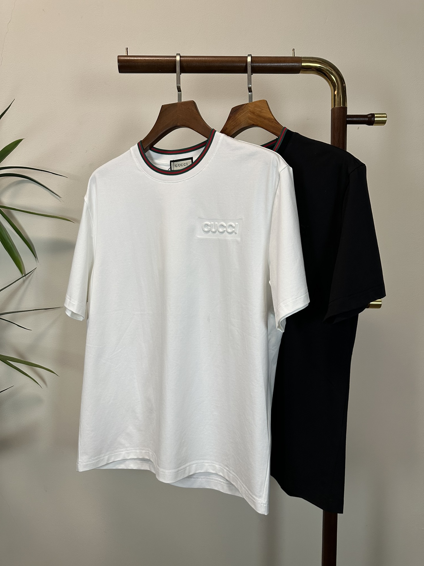 NO:471539,GU Gucci 2025 new round neck short-sleeved T-shirt high-end version!  Customized fabrics for counters are breathable and comfortable, with impeccable details, and the brand element design concept reflects high quality. The feel is delicate and soft!  It is casually cut, with a great upper body style!  Code number M-3XL, gucci, T-shirt,tees, t-shirt,alexander wang19860909GU 古驰 2025新款 圆领 短袖 T恤 高端版本！专柜定制面料 透气舒适度高,细节无可挑剔,品牌元素设计理念,体现高品质.手感细腻柔软！呈现休闲裁剪,上身版型超赞！ 码数M-3XL,,gucci,T-shirt,tees，t-shirt,alexander wang,Men's clothing