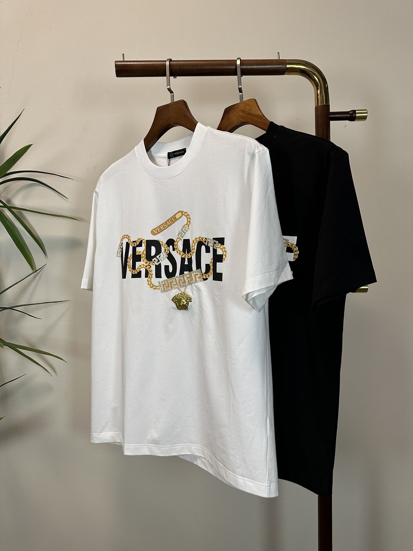 NO:471535,VS Versace 2025 new round neck short-sleeved T-shirt high-end version!  Customized fabrics for counters are breathable and comfortable, with impeccable details, and the brand element design concept reflects high quality. The feel is delicate and soft!  It is casually cut, with a great upper body style!  Code number M-3XL, versace, T-shirt,tees, t-shirt,alexander wang19860909VS 范思哲 2025新款 圆领 短袖 T恤 高端版本！专柜定制面料 透气舒适度高,细节无可挑剔,品牌元素设计理念,体现高品质.手感细腻柔软！呈现休闲裁剪,上身版型超赞！ 码数M-3XL,,versace,T-shirt,tees，t-shirt,alexander wang,Men's clothing