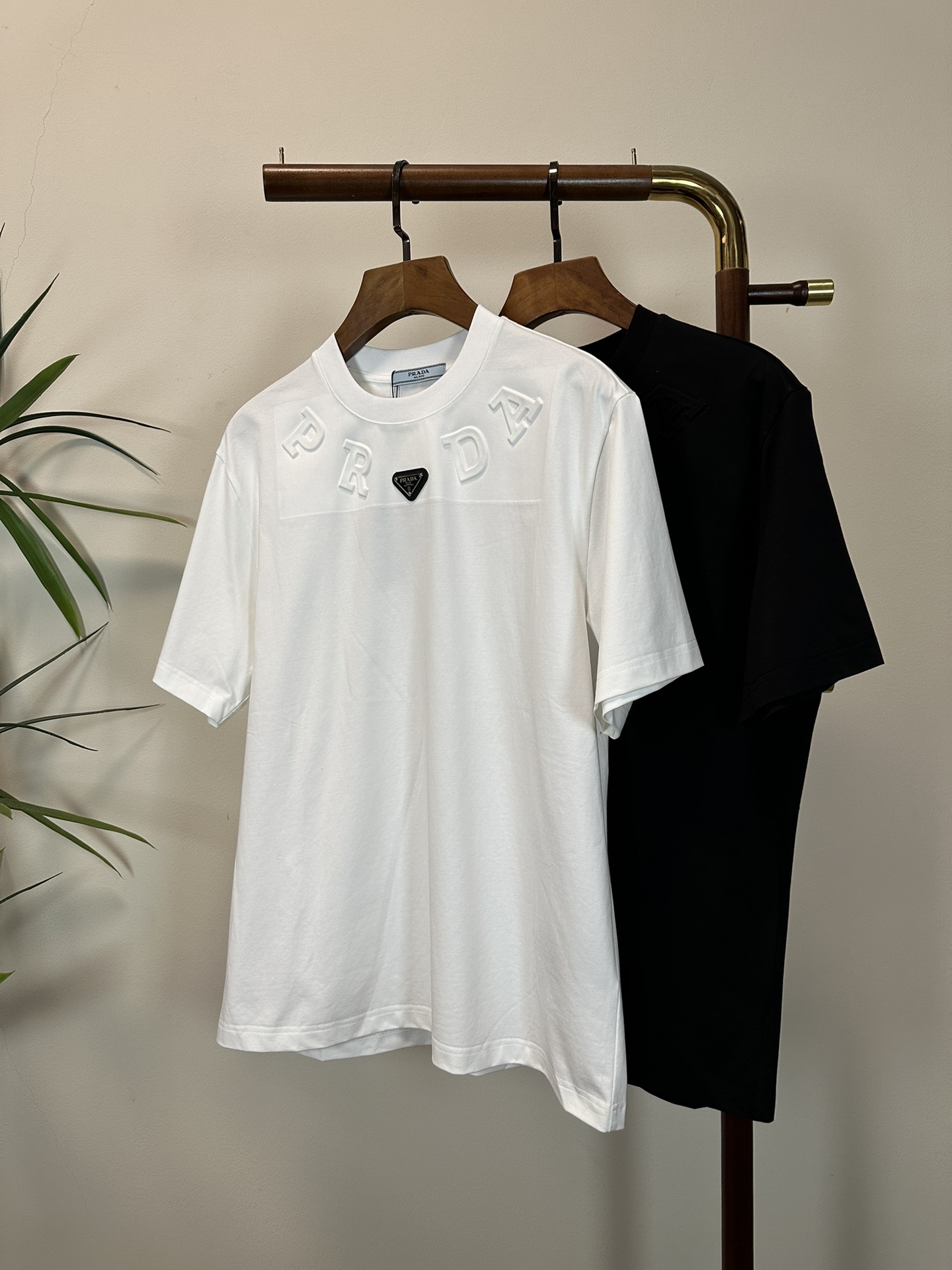 NO:471531,PRA Prada 2025 new round neck short-sleeved T-shirt high-end version!  Customized fabrics for counters are breathable and comfortable, with impeccable details, and the brand element design concept reflects high quality. The feel is delicate and soft!  It is casually cut, with a great upper body style!  Code number M-3XL, prada, prada, T-shirt,tees, t-shirt,alexander wang19860909PRA 普拉达 2025新款 圆领 短袖 T恤 高端版本！专柜定制面料 透气舒适度高,细节无可挑剔,品牌元素设计理念,体现高品质.手感细腻柔软！呈现休闲裁剪,上身版型超赞！ 码数M-3XL,,prada,prada,T-shirt,tees，t-shirt,alexander wang,Men's clothing