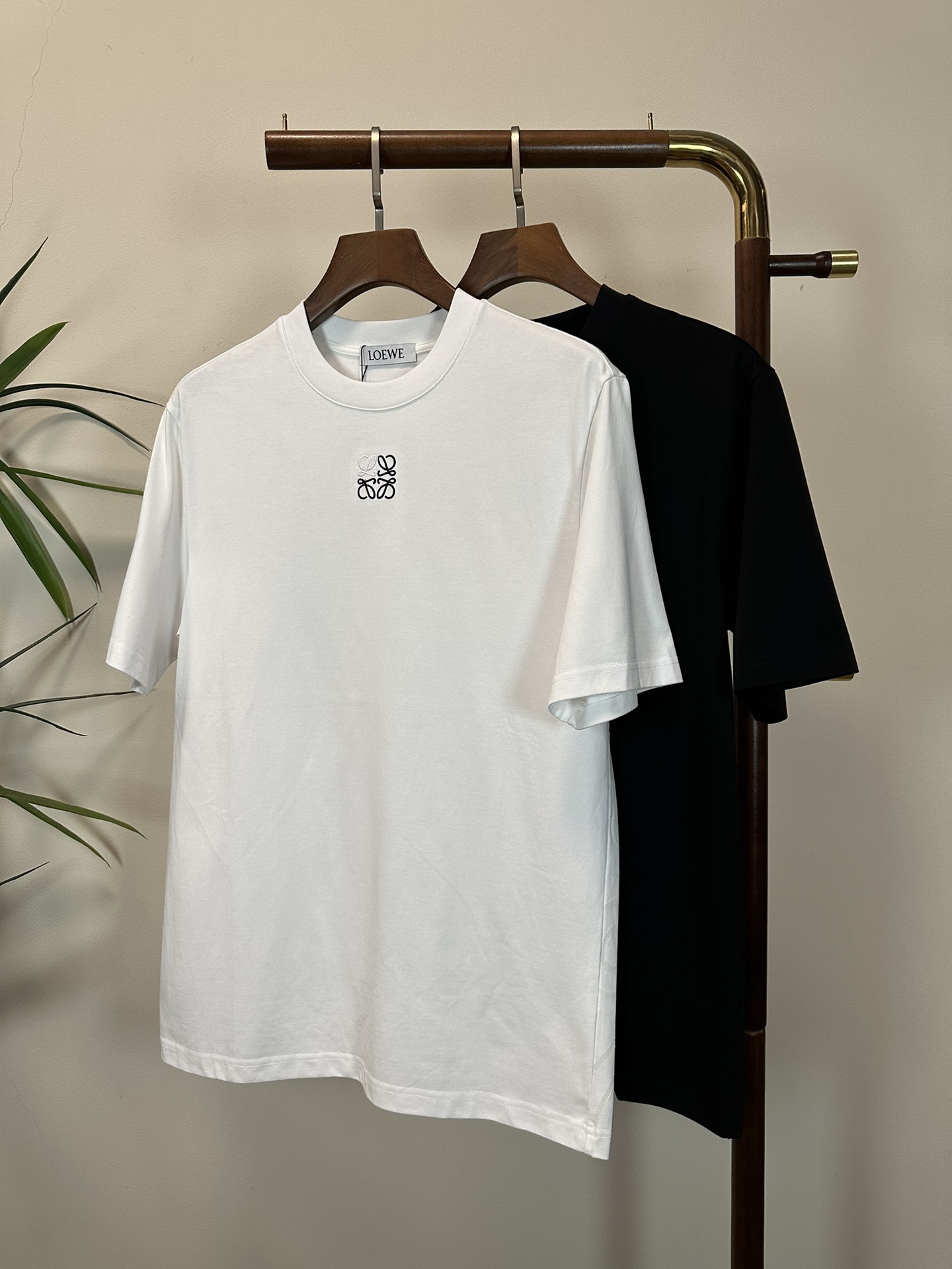 NO:471527,Luo Yiwei 2025 new round neck short-sleeved T-shirt high-end version!  Customized fabrics for counters are breathable and comfortable, with impeccable details, and the brand element design concept reflects high quality. The feel is delicate and soft!  It is casually cut, with a great upper body style!  Code number M-3XL, loewe, T-shirt,tees, t-shirt,alexander wang19860909罗意威 2025新款 圆领 短袖 T恤 高端版本！专柜定制面料 透气舒适度高,细节无可挑剔,品牌元素设计理念,体现高品质.手感细腻柔软！呈现休闲裁剪,上身版型超赞！ 码数M-3XL,,loewe,T-shirt,tees，t-shirt,alexander wang,Men's clothing