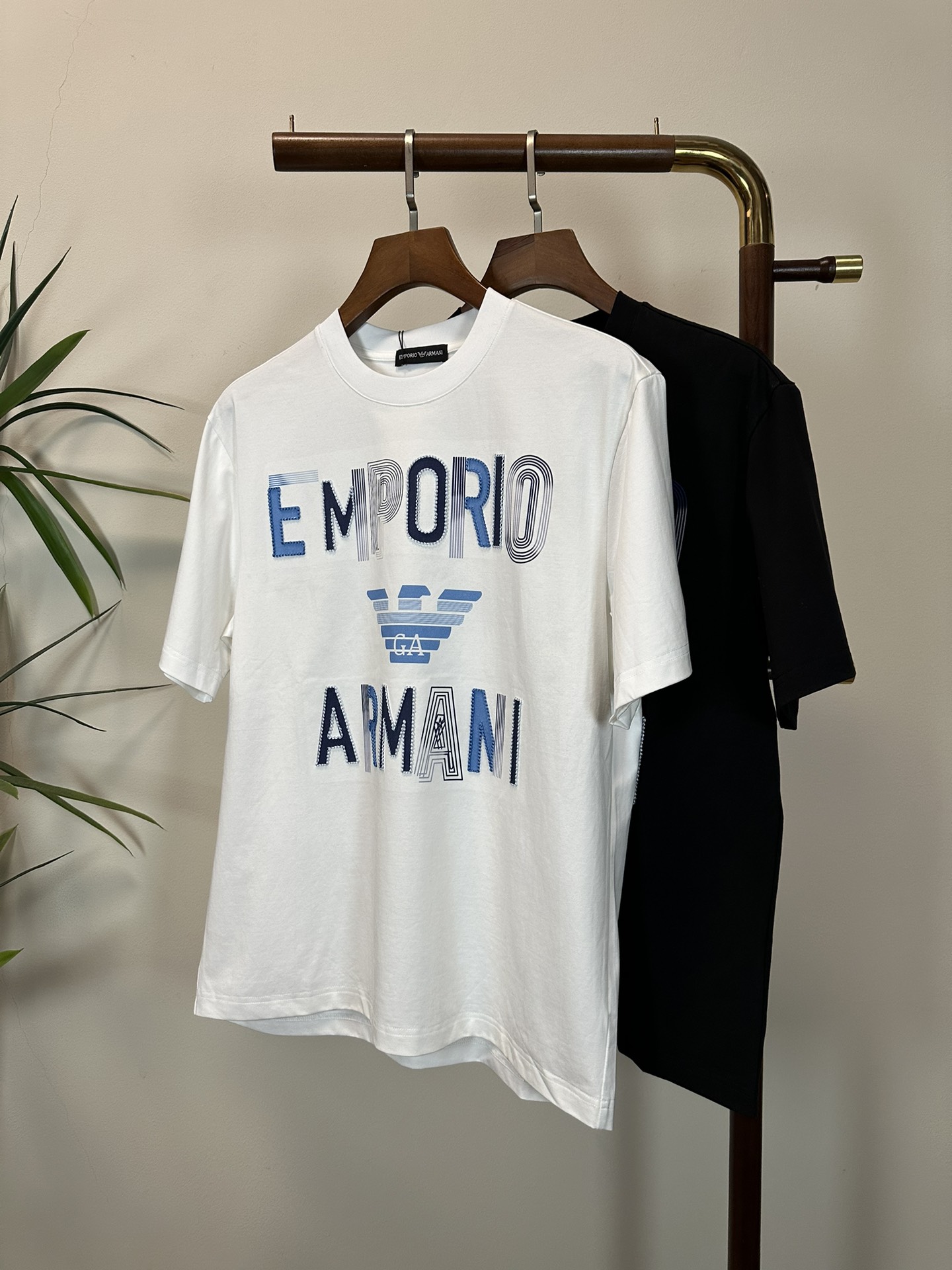 NO:471524,Armani 2025 new round neck short-sleeved T-shirt high-end version!  Customized fabrics for counters are breathable and comfortable, with impeccable details, and the brand element design concept reflects high quality. The feel is delicate and soft!  It is casually cut, with a great upper body style!  Code number M-3XL, Armani, T-shirt,tees, t-shirt,alexander wang19860909阿玛尼 2025新款 圆领 短袖 T恤 高端版本！专柜定制面料 透气舒适度高,细节无可挑剔,品牌元素设计理念,体现高品质.手感细腻柔软！呈现休闲裁剪,上身版型超赞！ 码数M-3XL,,armani,T-shirt,tees，t-shirt,alexander wang,Men's clothing