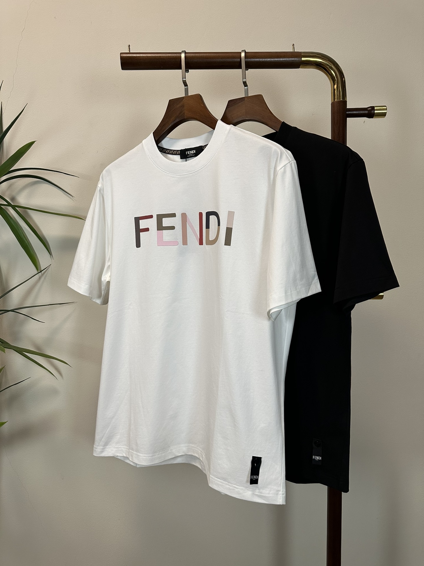 NO:471520,FD Fendi 2025 new round neck short-sleeved T-shirt high-end version!  Customized fabrics for counters are breathable and comfortable, with impeccable details, and the brand element design concept reflects high quality. The feel is delicate and soft!  It is casually cut, with a great upper body style!  Code number M-3XL, fendi, T-shirt, tees, t-shirt, alexander wang19860909FD 芬迪 2025新款 圆领 短袖 T恤 高端版本！专柜定制面料 透气舒适度高,细节无可挑剔,品牌元素设计理念,体现高品质.手感细腻柔软！呈现休闲裁剪,上身版型超赞！ 码数M-3XL,,fendi,T-shirt,tees，t-shirt,alexander wang,Men's clothing