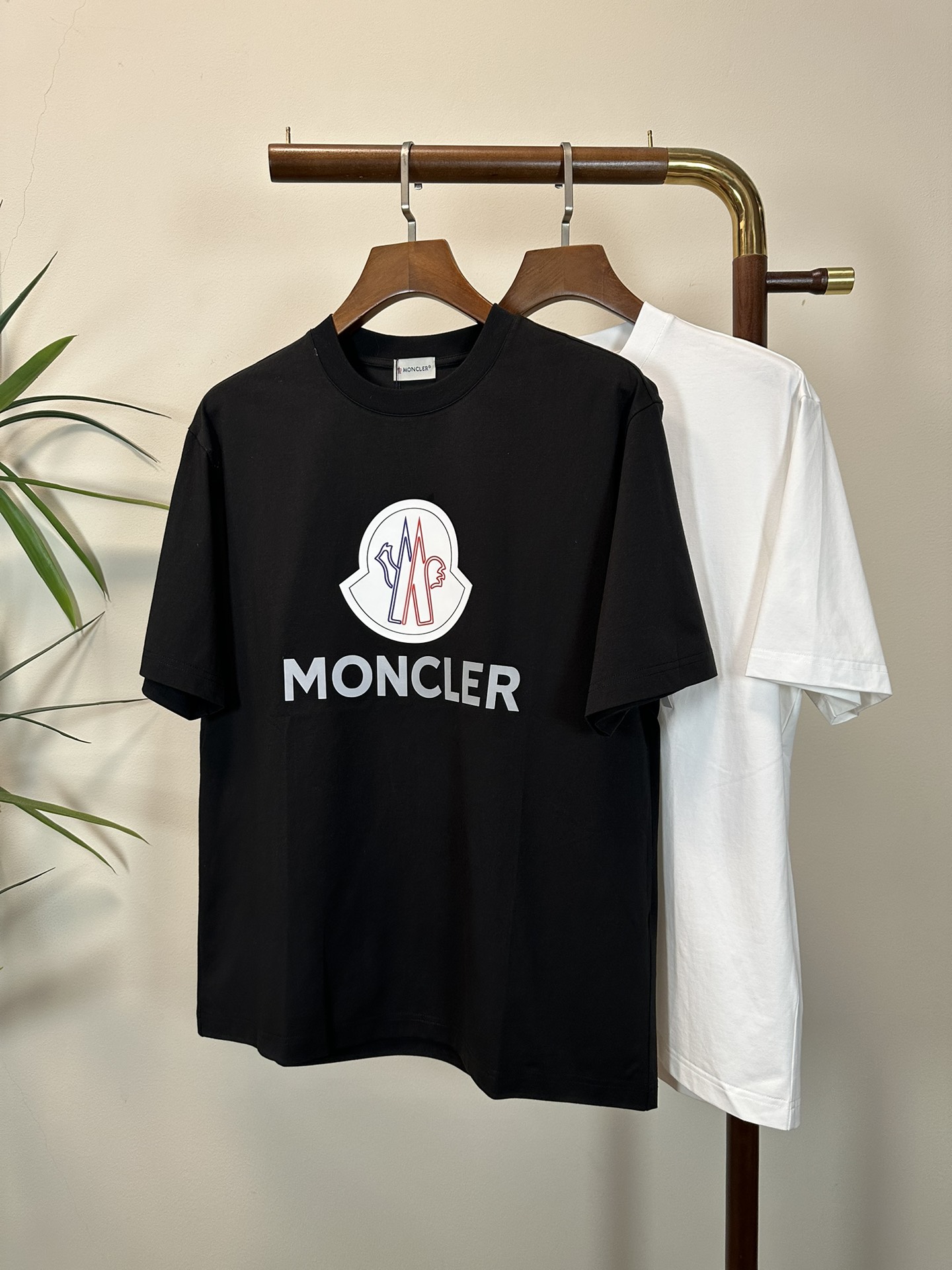 NO:471516,The new 2025 round neck short-sleeved T-shirt high-end version!  Customized fabrics for counters are breathable and comfortable, with impeccable details, and the brand element design concept reflects high quality. The feel is delicate and soft!  It is casually cut, with a great upper body style!  Code number M-3XL, Moncler, T-shirt,tees, t-shirt,alexander wang19860909蒙口 2025新款 圆领 短袖 T恤 高端版本！专柜定制面料 透气舒适度高,细节无可挑剔,品牌元素设计理念,体现高品质.手感细腻柔软！呈现休闲裁剪,上身版型超赞！ 码数M-3XL,,Moncler,T-shirt,tees，t-shirt,alexander wang,Men's clothing