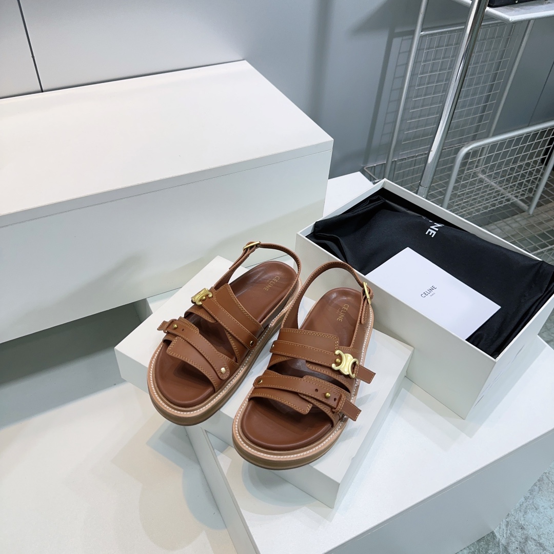 NO:416803,Classic Celine 2025 spring and summer latest Arc de Triomphe hardware buckle water table thick-soled fashionable Roman sandals with socks in summer. It is simply amazing. The original version is purchased and developed. The highest output is restored to the original version!  The upper is made of original calfskin, inner sheepskin, original combination molded rubber outsole. Size: 35-40 (40 custom made without return or replacement) with original packaging, sandals, celine, celine, sandals, cowhide, sheepskin, socks19860909经典Celine赛琳2025春夏最新款凯旋门五金扣水台厚底时髦罗马凉鞋夏天搭配袜子 简直绝绝子了原版购入开发 依旧最高输出还原原版！ 鞋面采用原版小牛皮、内里羊皮,原版组合开模橡胶大底 码数:35-40（40订做不退不换） 配原版包装,凉鞋,celine,celine,sandals,cowhide,sheepskin,socks,Women's Shoes