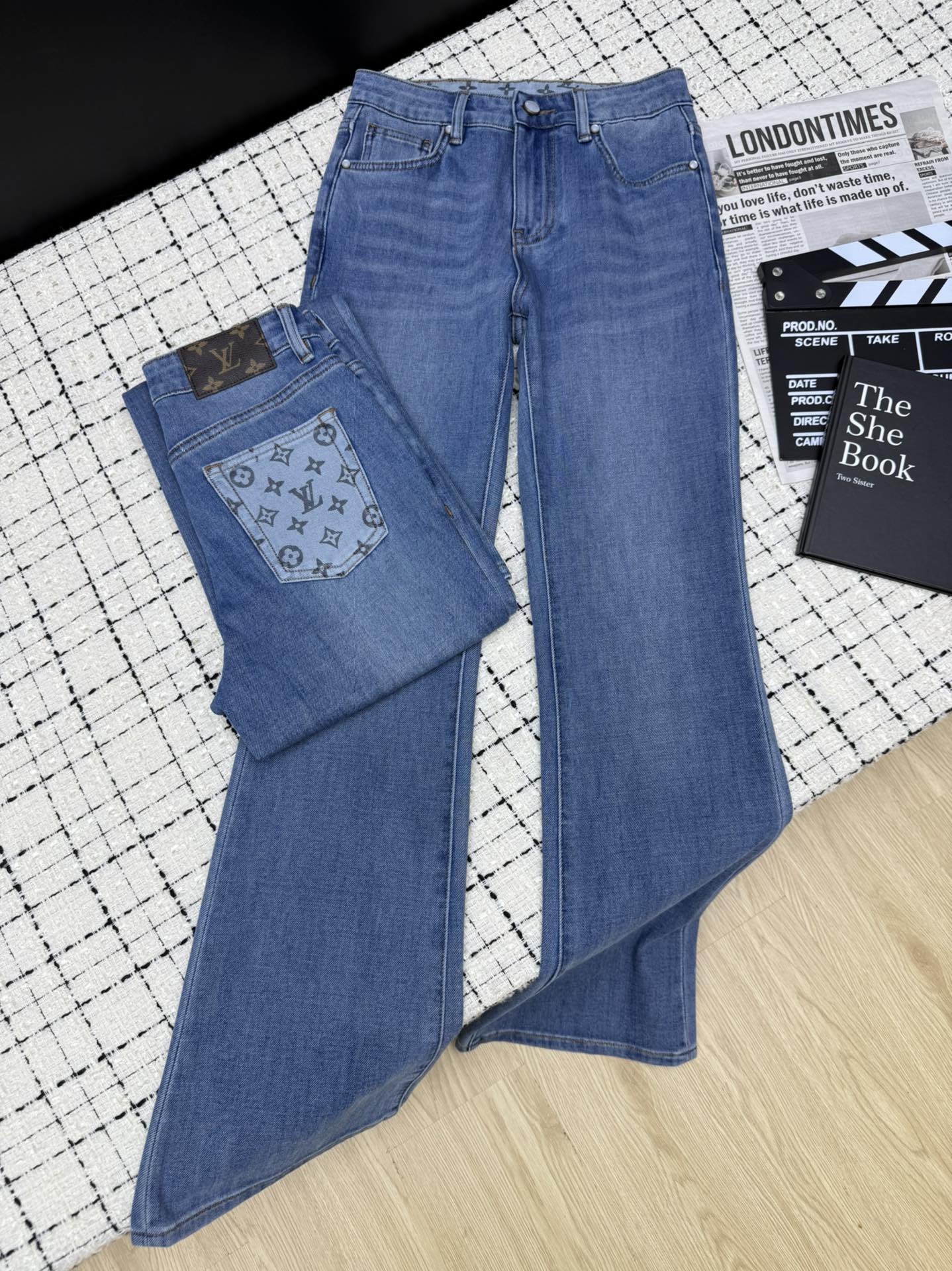 NO:335324,Long-legged series Louis Vuitton*25 new model with back pocket printed letters embellished with jeans. The slight-string style is really easy to wear. It covers the flesh in one second and makes it look taller. The style is very excellent. It uses imported elastic fabric. The upper body is very comfortable. It modifies the waistline and legs. It shows straight and long legs. The retro old washing water blue color is very beautiful. All-match series. One color 26-27-28-29-30.,,louis vuitton,jeans,alexander wang19860909显长腿系列 Louis Vuitton*25新款 后背口袋印花字母点缀微喇牛仔裤 微喇版型真是太好穿了 一秒遮肉又显高 版型很绝 采用进口的带有弹性面料 上身非常舒服 修饰腰线和腿型 显腿直又长 复古做旧洗水蓝颜色很好看 百搭系列 一色26-27-28-29-30.,,louis vuitton,jeans,alexander wang,Women's clothing