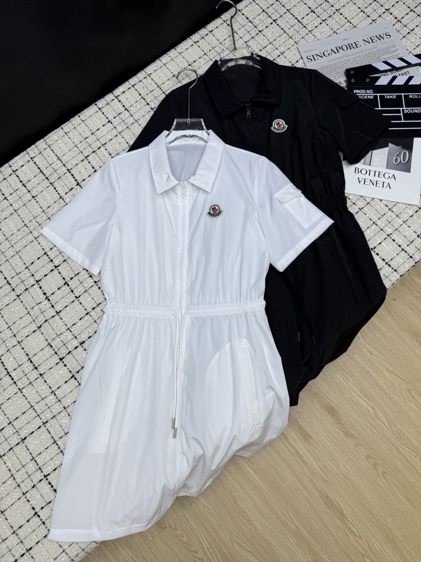 NO:335320,Moncle*25ss high-end temperament logo elastic drawstring dress, easy to handle when going out on the street or commuting, tall and particularly hidden flesh. Pocket decoration on the cuffs. Elastic drawstrings at waist split three-seven body proportions. Imported nylon fabric, light and comfortable. Two-color SML, skirts, alexander wang19860909Moncle*25ss 高级感气质徽标松紧抽绳连衣裙 日常出街或者通勤轻松拿捏 显身材高挑又特别藏肉 袖口上口袋装饰 腰部松紧抽绳系带分割三七身材比例 采用进口尼龙面料 轻薄舒适 两色SML,,skirts,alexander wang,Women's clothing