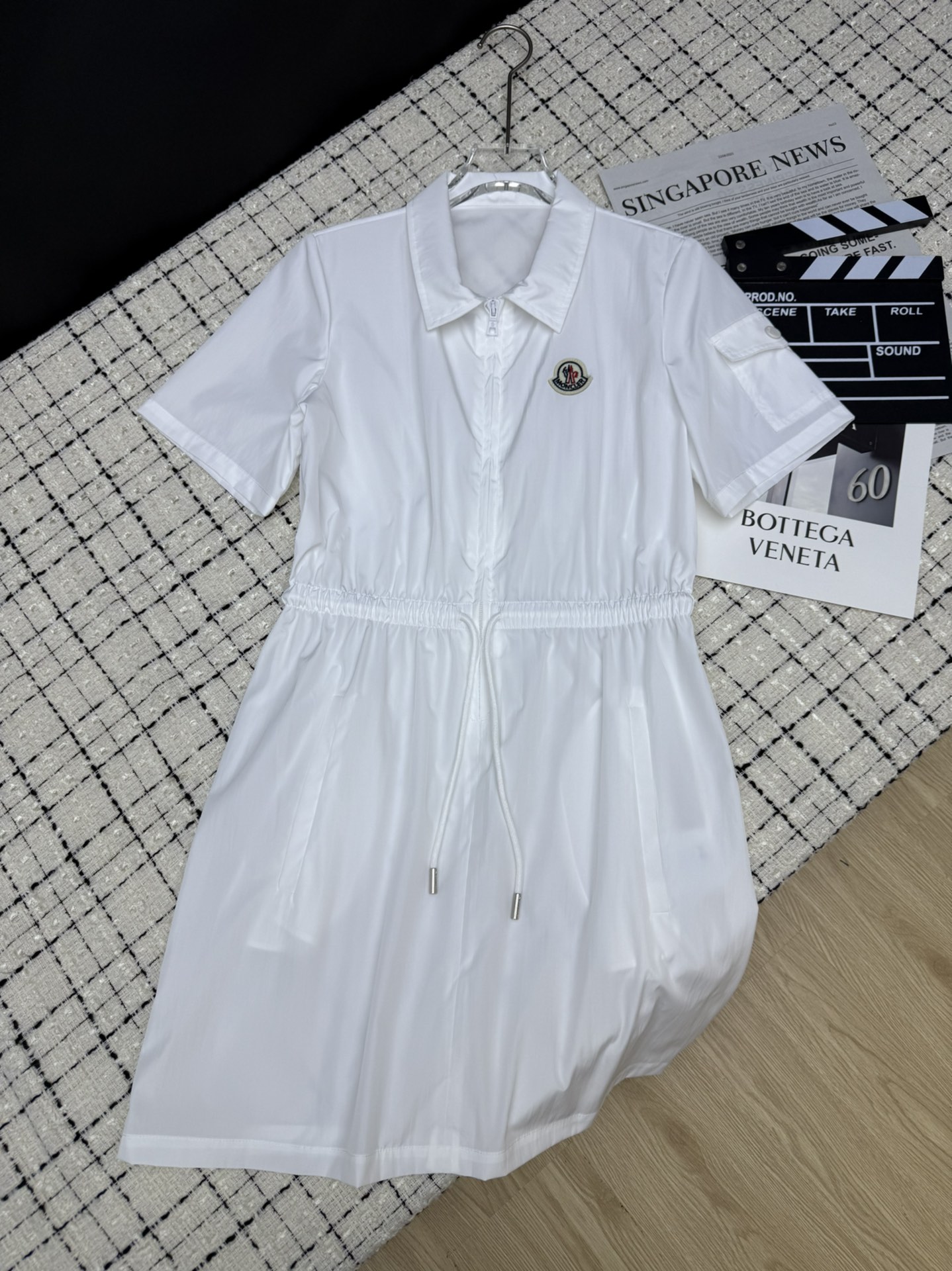 NO:335316,Moncle*25ss high-end temperament logo elastic drawstring dress, easy to handle when going out on the street or commuting, tall and particularly hidden flesh. Pocket decoration on the cuffs. Elastic drawstrings at waist split three-seven body proportions. Imported nylon fabric, light and comfortable. Two-color SML, skirts, alexander wang19860909Moncle*25ss 高级感气质徽标松紧抽绳连衣裙 日常出街或者通勤轻松拿捏 显身材高挑又特别藏肉 袖口上口袋装饰 腰部松紧抽绳系带分割三七身材比例 采用进口尼龙面料 轻薄舒适 两色SML,,skirts,alexander wang,Women's clothing