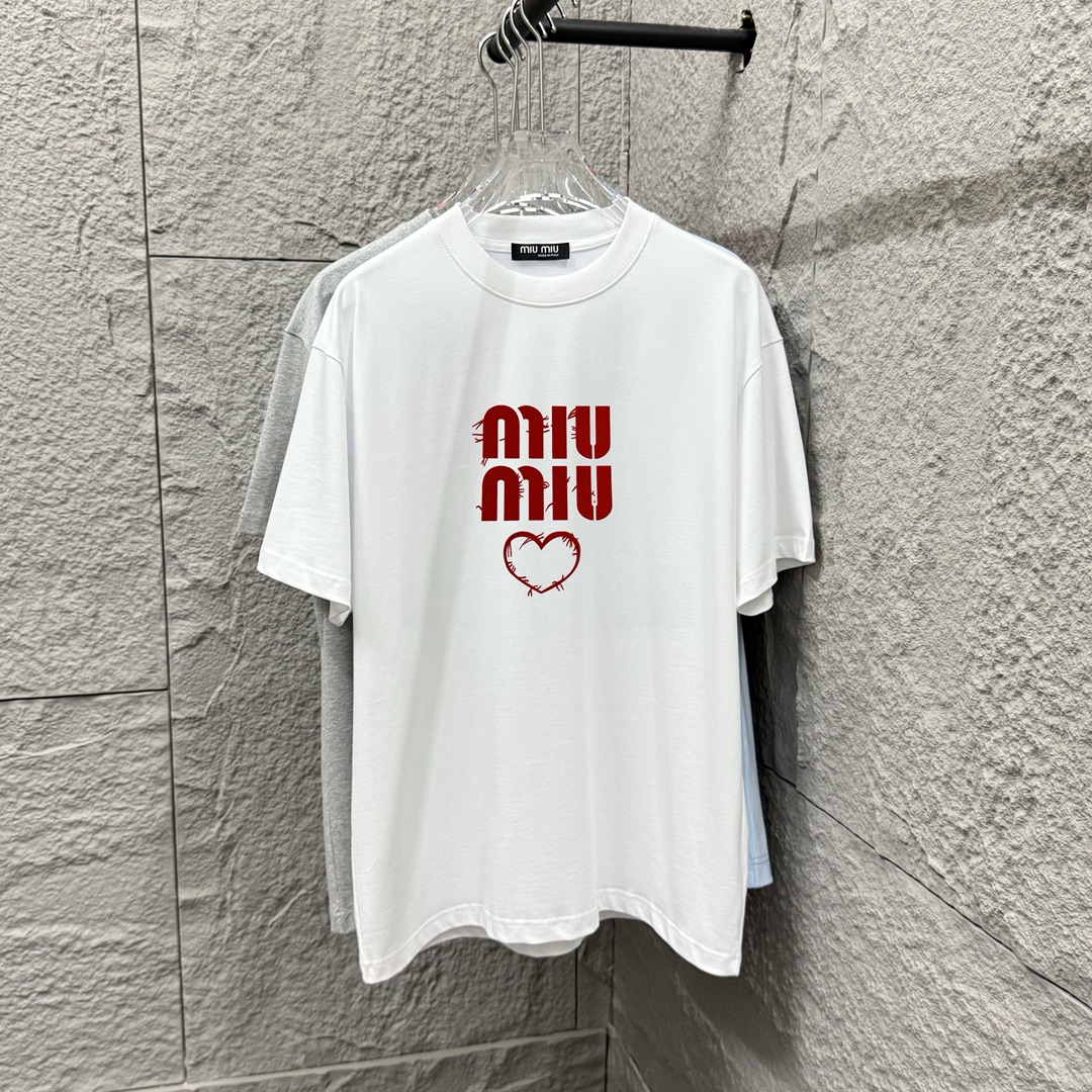 Miu Miu*2025 primavera-verano nueva colección clásico y simple proceso de flocado letras y corazón camiseta de manga co…