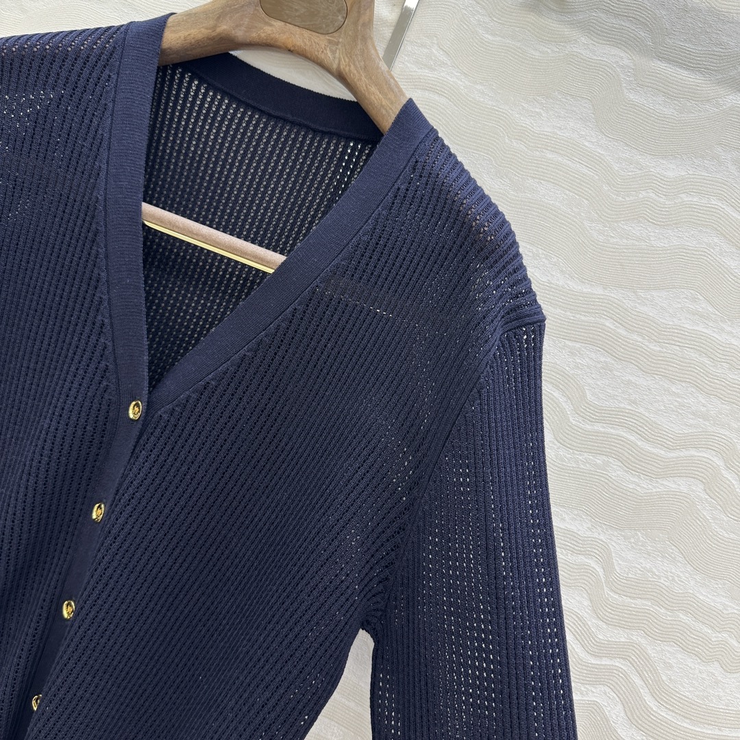 独家首发❤️高端原单品质❤️LP高智感老钱风穿搭！25春夏新品，高级素色针织V领开衫，空调房必入！缕空工