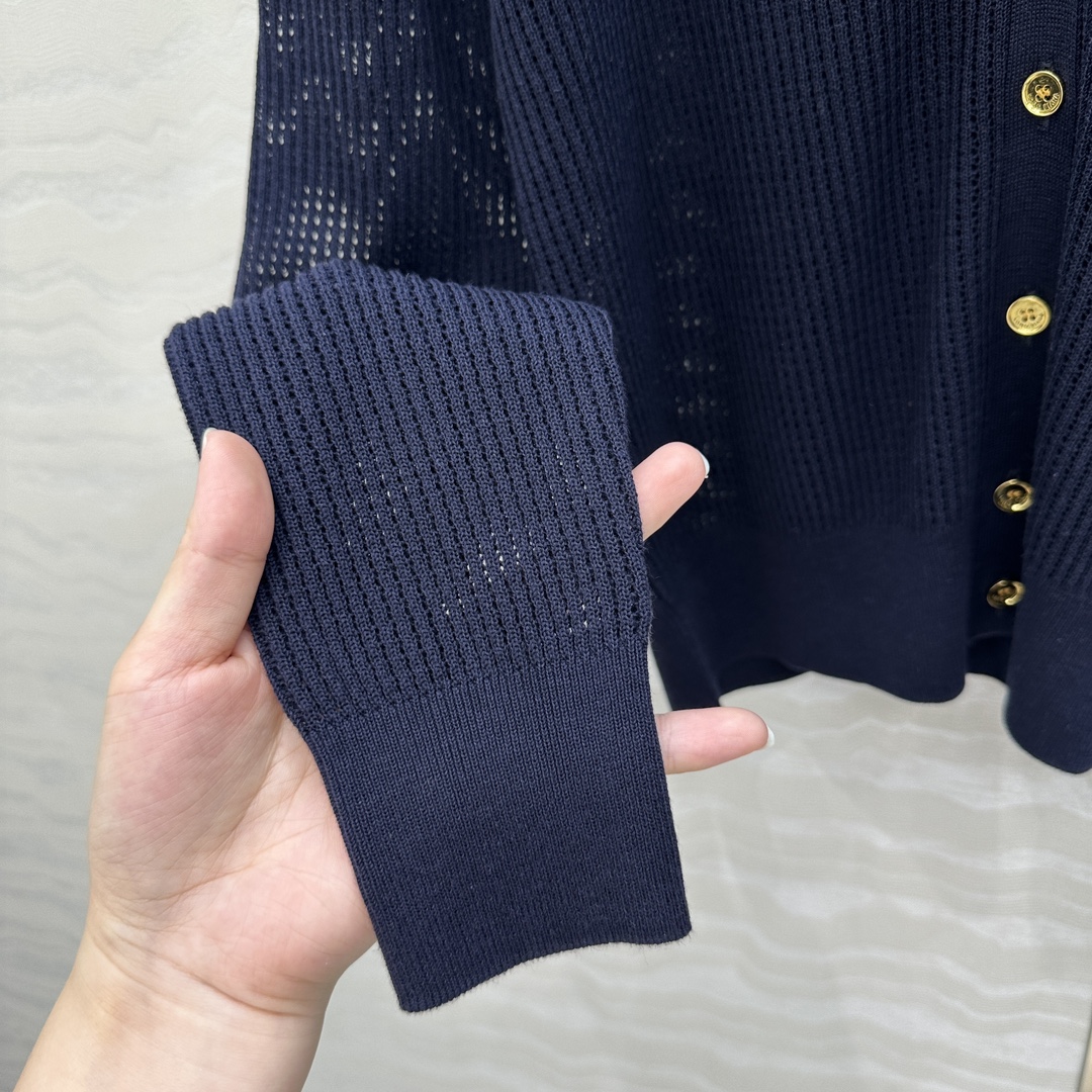 独家首发❤️高端原单品质❤️LP高智感老钱风穿搭！25春夏新品，高级素色针织V领开衫，空调房必入！缕空工