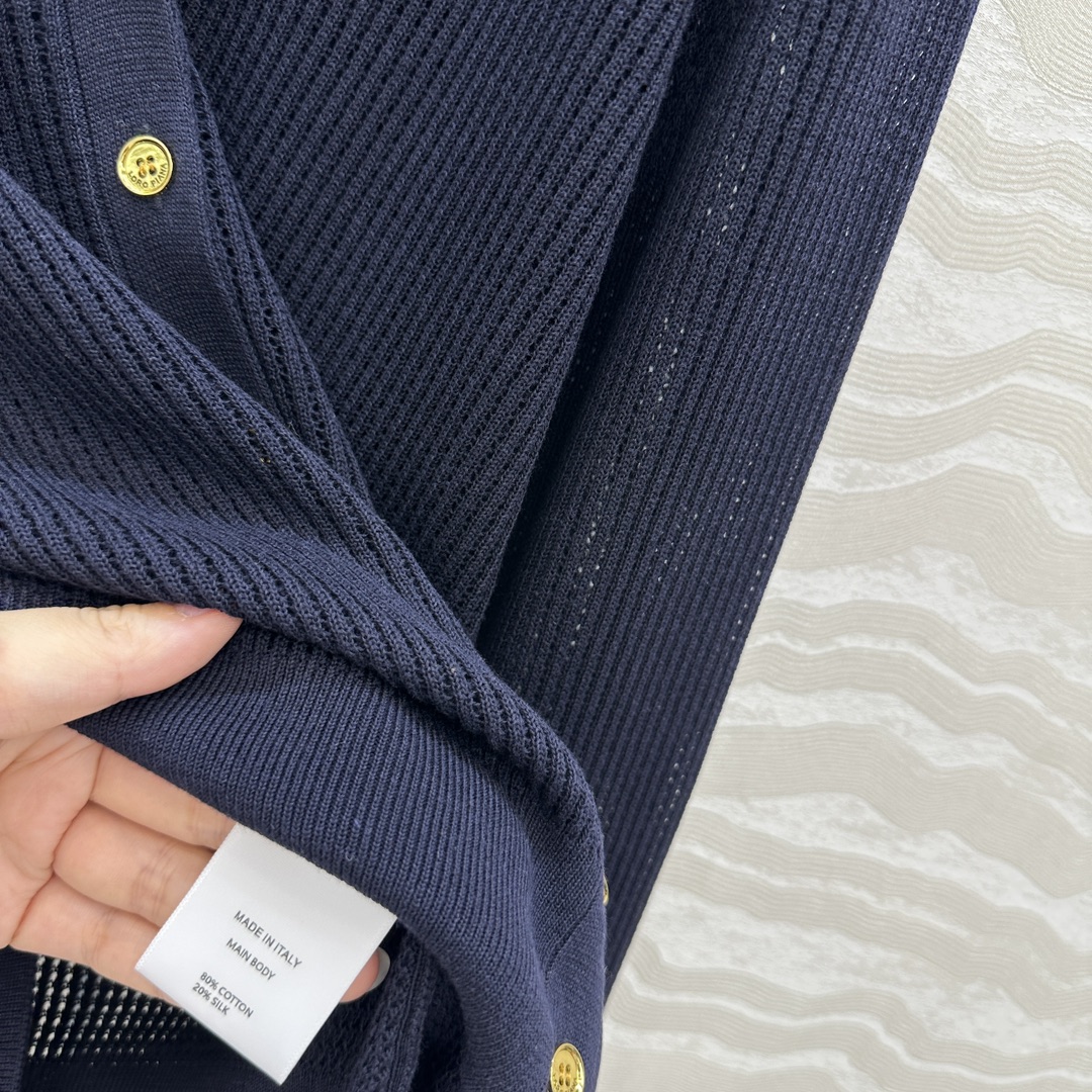 独家首发❤️高端原单品质❤️LP高智感老钱风穿搭！25春夏新品，高级素色针织V领开衫，空调房必入！缕空工