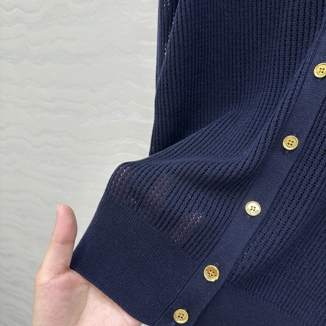 独家首发❤️高端原单品质❤️LP高智感老钱风穿搭！25春夏新品，高级素色针织V领开衫，空调房必入！缕空工