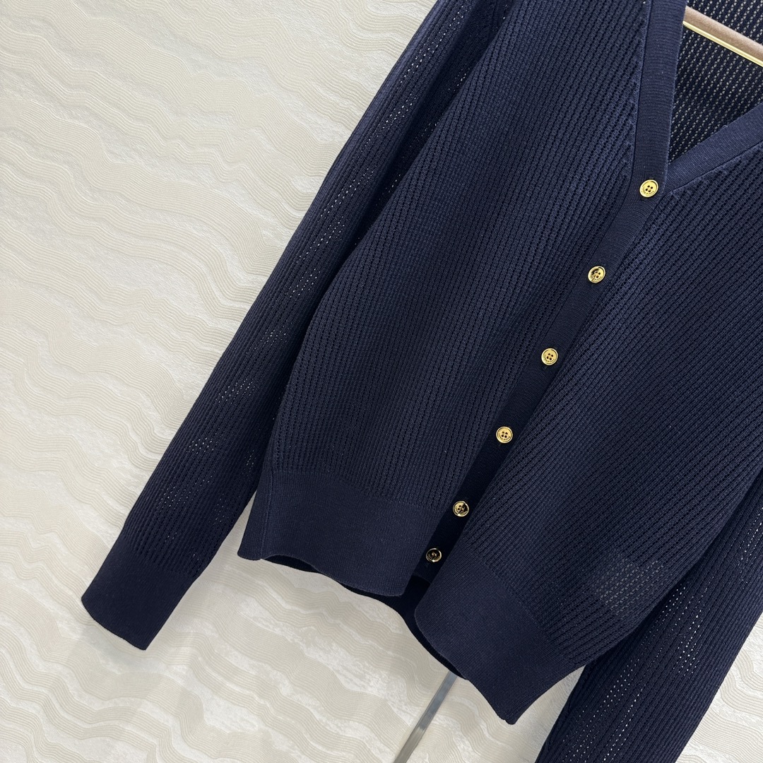 独家首发❤️高端原单品质❤️LP高智感老钱风穿搭！25春夏新品，高级素色针织V领开衫，空调房必入！缕空工