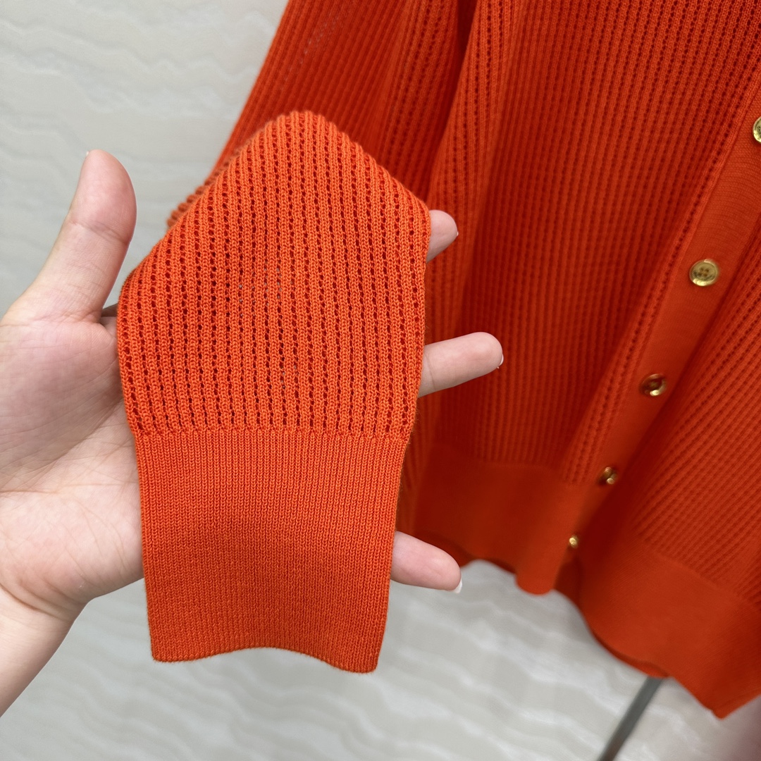 独家首发❤️高端原单品质❤️LP高智感老钱风穿搭！25春夏新品，高级素色针织V领开衫，空调房必入！缕空工