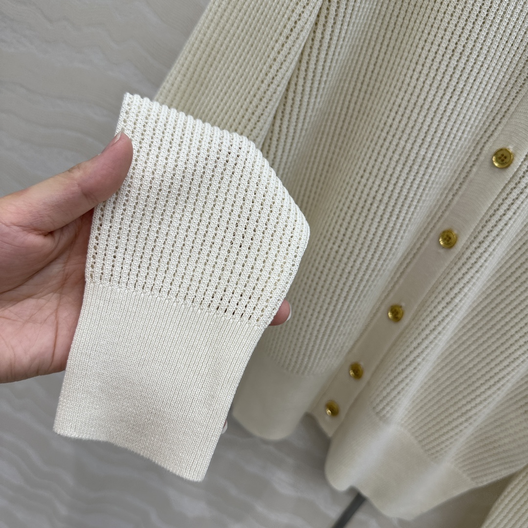 独家首发❤️高端原单品质❤️LP高智感老钱风穿搭！25春夏新品，高级素色针织V领开衫，空调房必入！缕空工