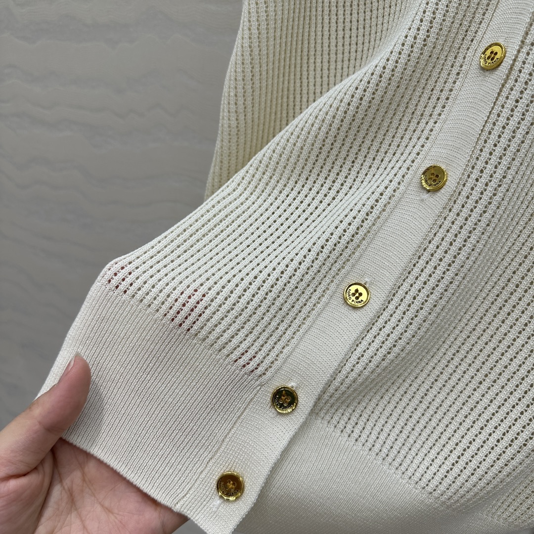 独家首发❤️高端原单品质❤️LP高智感老钱风穿搭！25春夏新品，高级素色针织V领开衫，空调房必入！缕空工